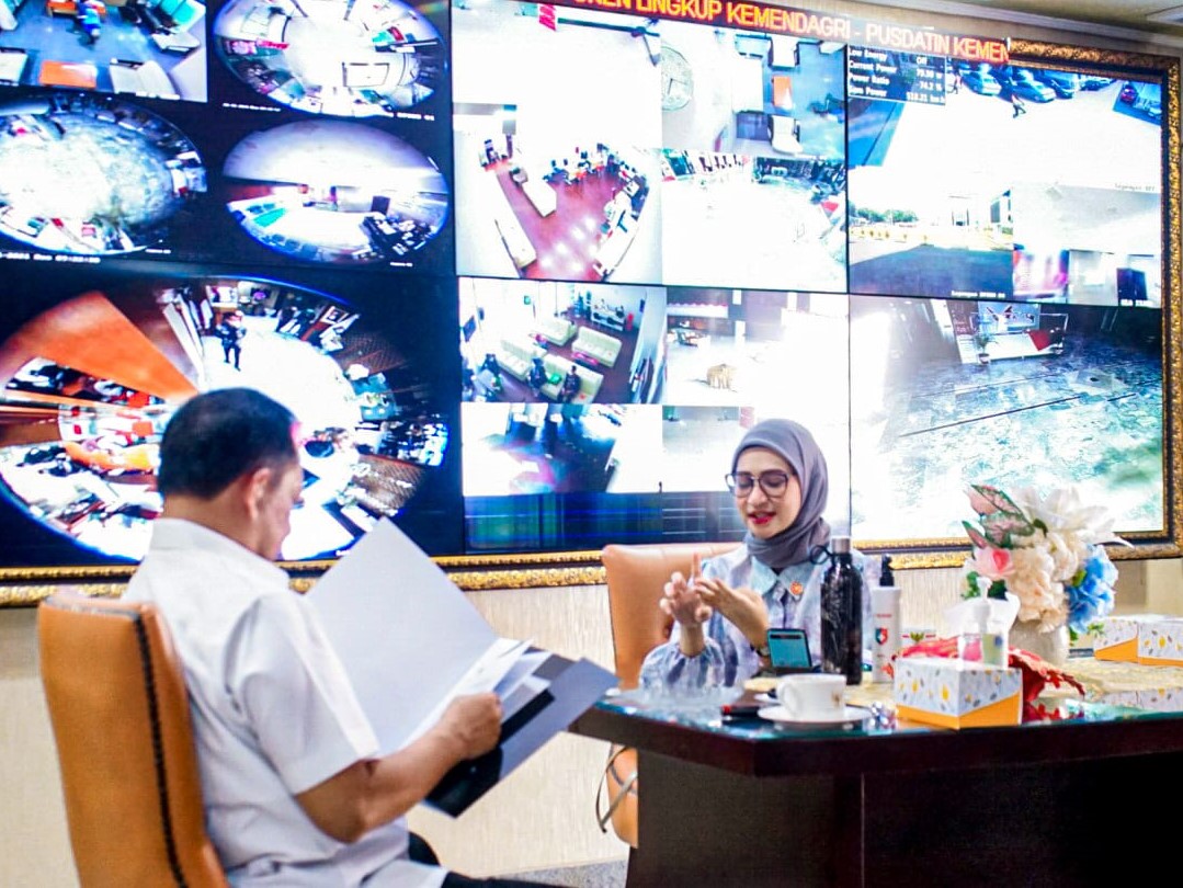 Menteri Dalam Negeri Jend (Purn) Tito Karnavian menerima kunjungan Staf Khusus Presiden, Angkie Yudistia.