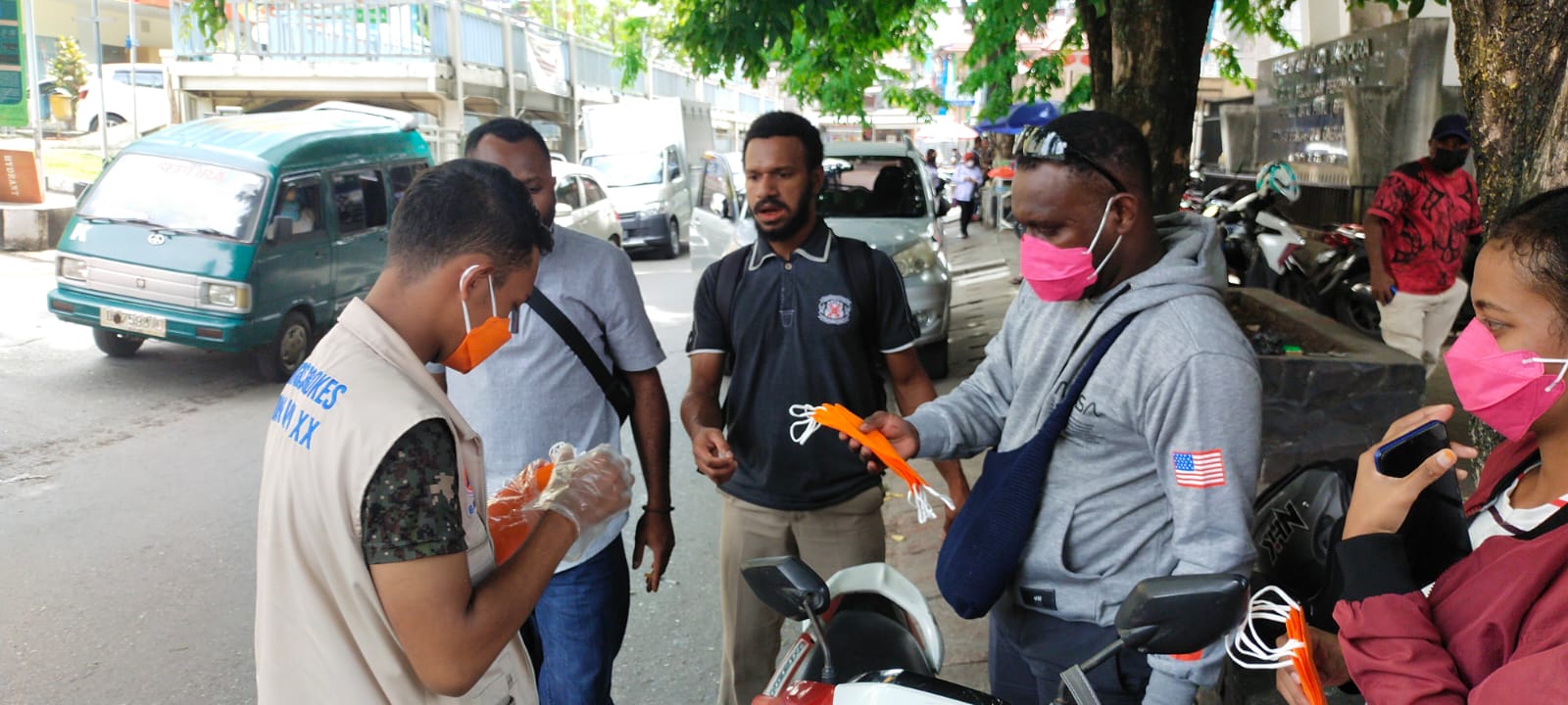 Pembagian masker kepada masyarakat Papua