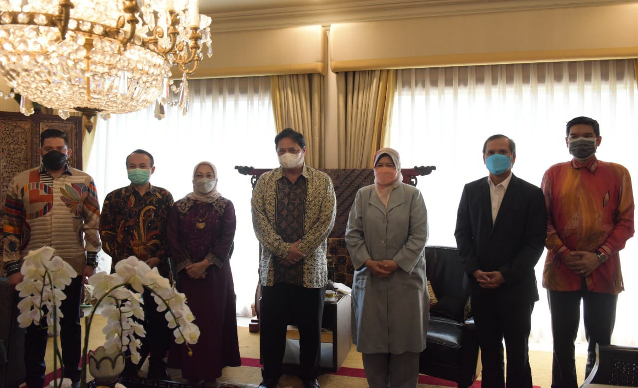 Menko Perekonomian Airlangga Hartarto menerima Menteri Perusahaan Perladangan dan Komoditi Malaysia Zuraida Binti Kamaruddin di Jakarta,