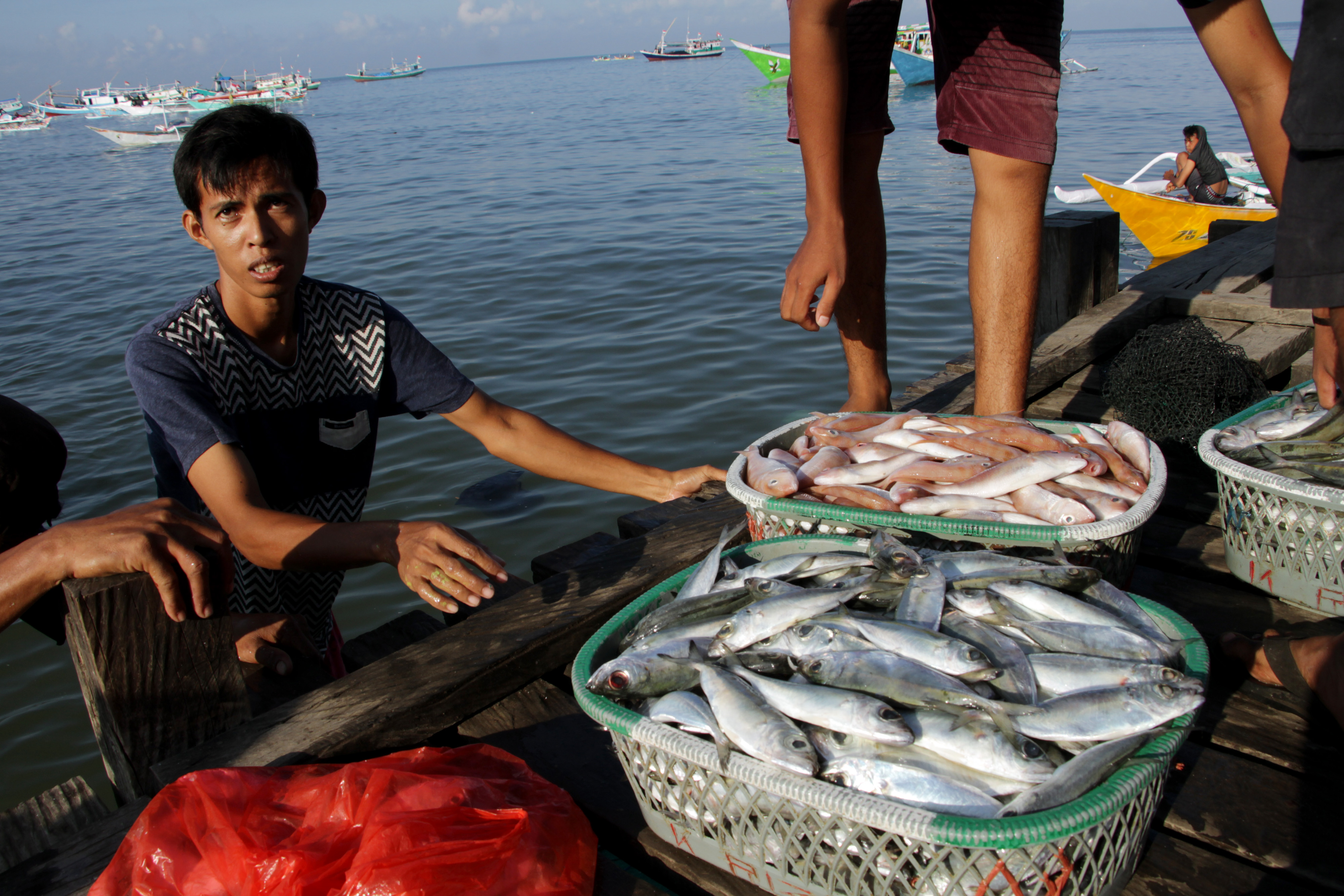 Nelayan mengangkut ikan hasil tangkapannya di Tempat Pelelangan Ikan (TPI) Beba di Kabupaten Takalar, Sulawesi Selatan, Minggu (3/10).