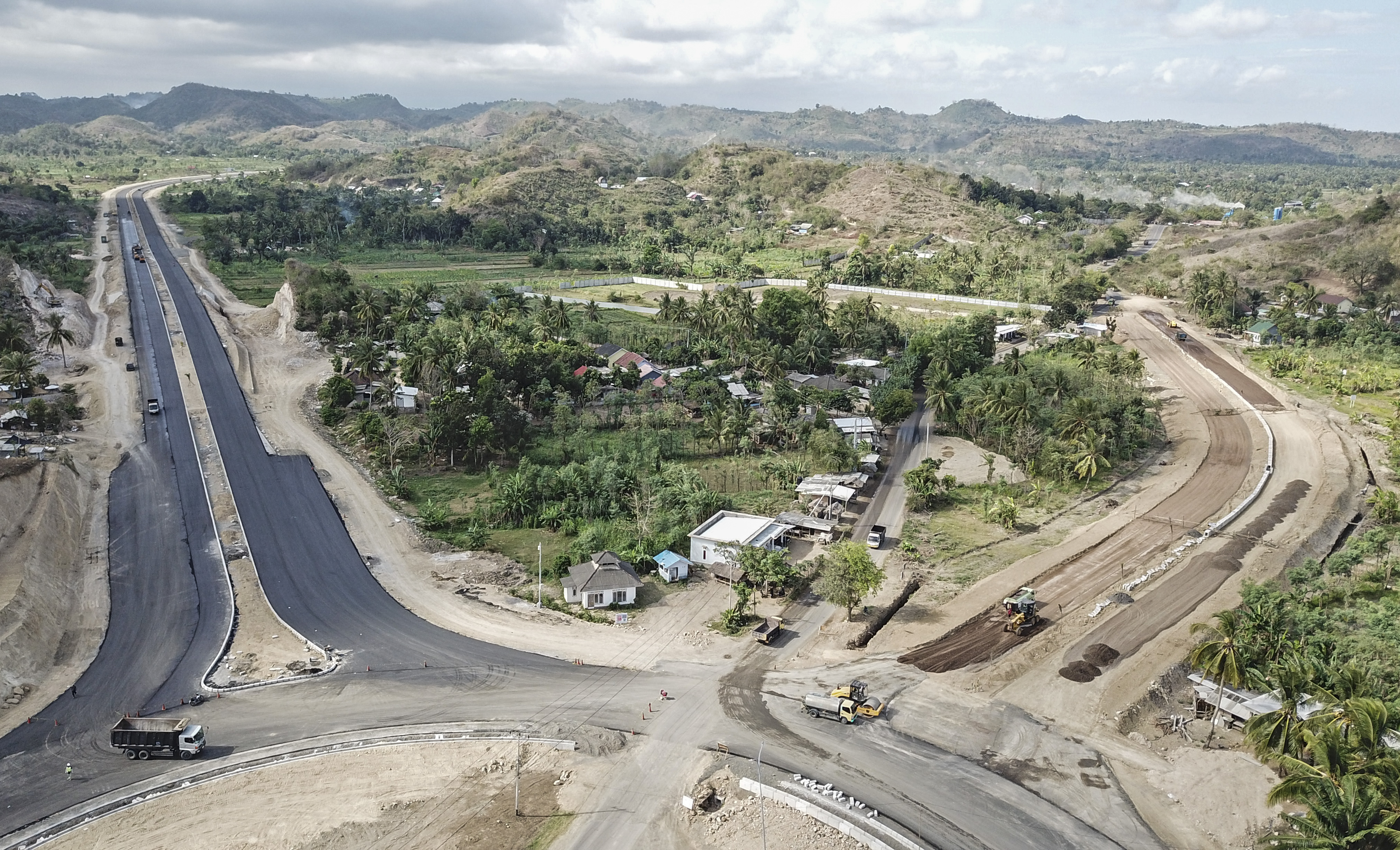 Foto udara pembangunan Jalan Bypass Bandara Internasional Lombok (BIL) menuju ke Kawasan Strategis Pariwisata Nasional (KSPN) Mandalika.