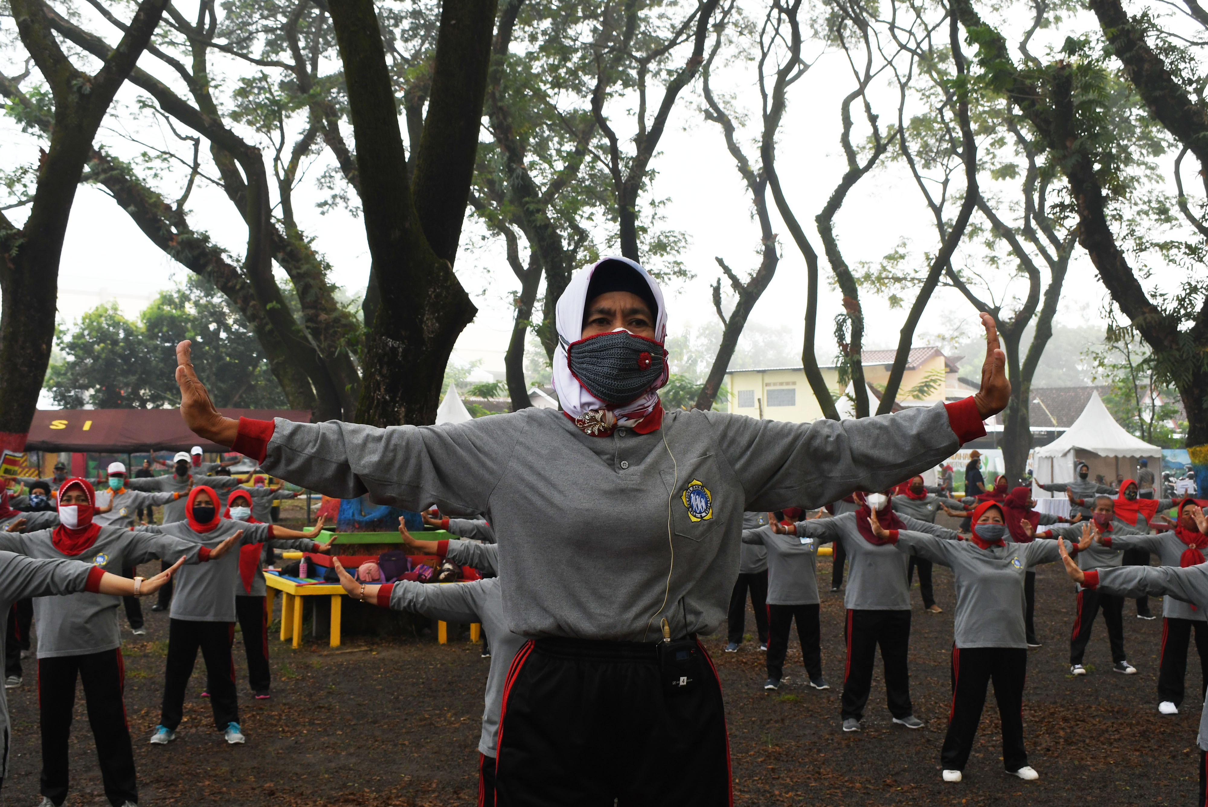  Warga lanjut usia mengikuti senam bersama dengan menerapkan protokol kesehatan covid-19 di Kota Madiun, Jawa Timur, Jumat (18/6/2021)