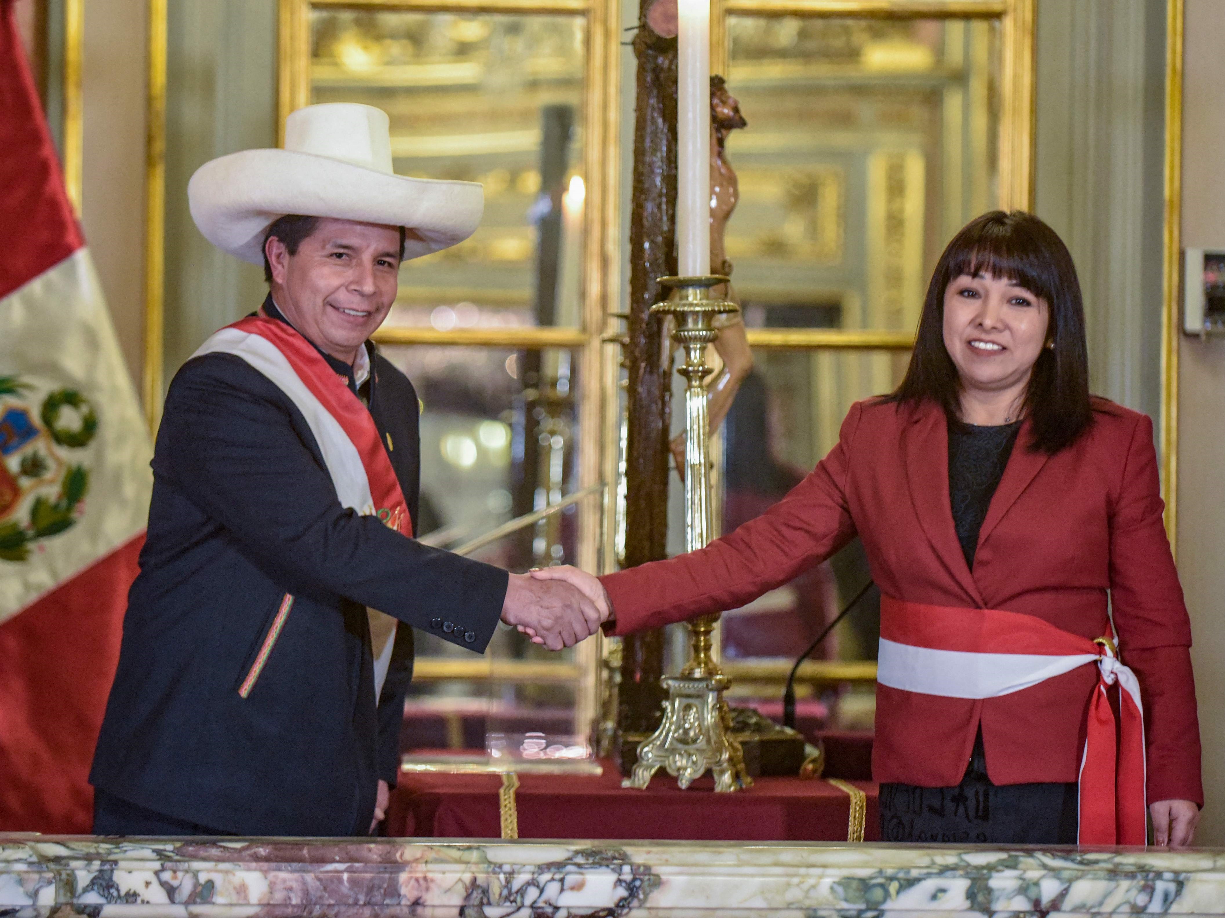 Presiden Peru Pedro Castillo (kiri) mengucapkan selamat kepada PM baru dilantik Mirtha Vasquez, Lima, Rabu (6/10).