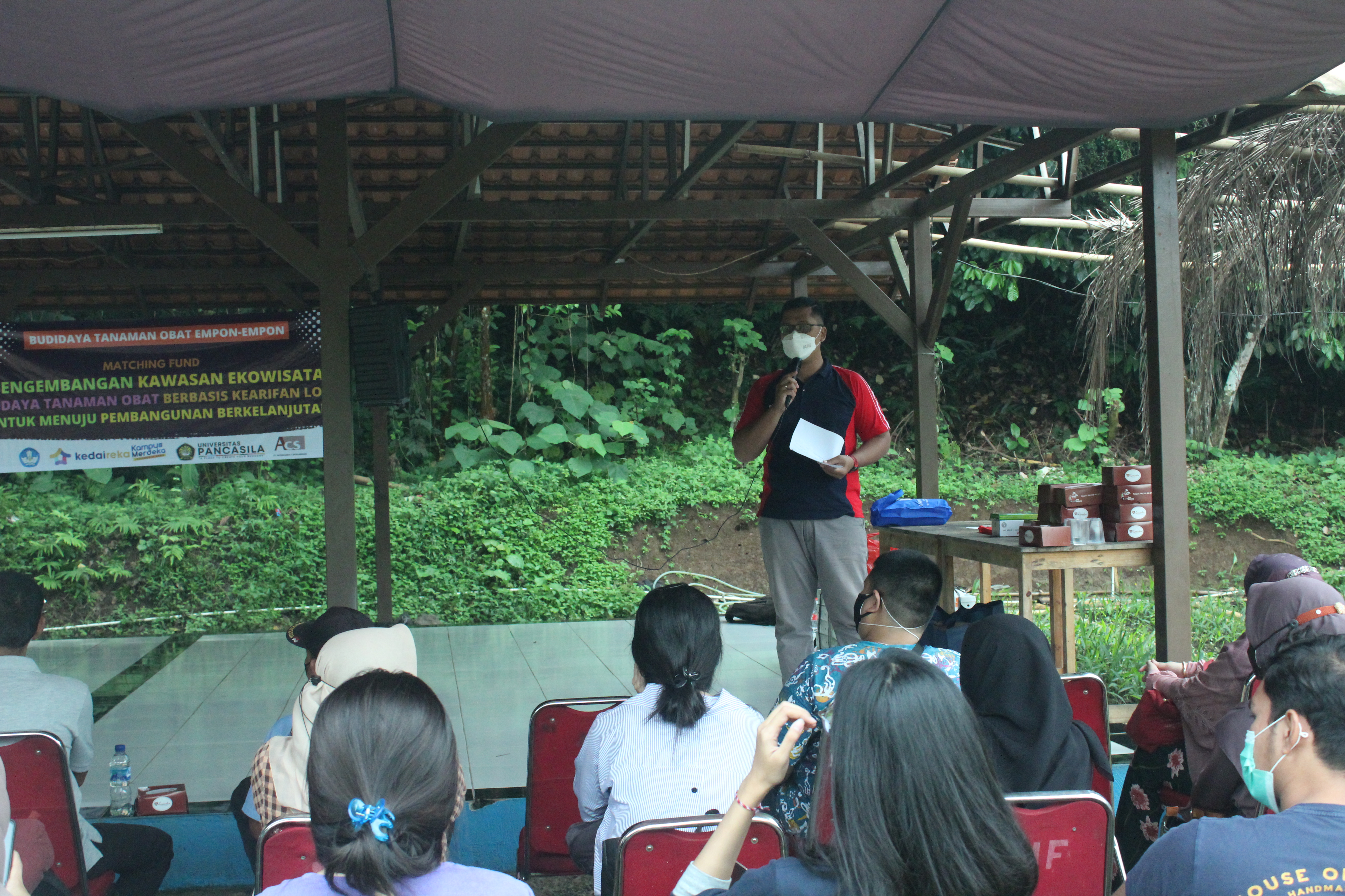 Kegiatan penanaman bibit empon-empon di Kawasan Lembah Cisadane, Kabupaten Bogor, Jawa Barat, pada Sabtu (23/10).