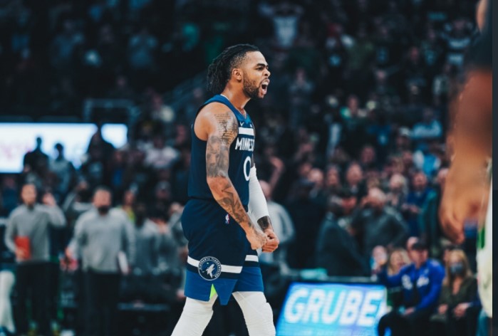 Bintanng Minnesota Timberwolves D'Angelo Russell melakukan selebrasi dalam laga NBA melawan Milwaukee Bucks.