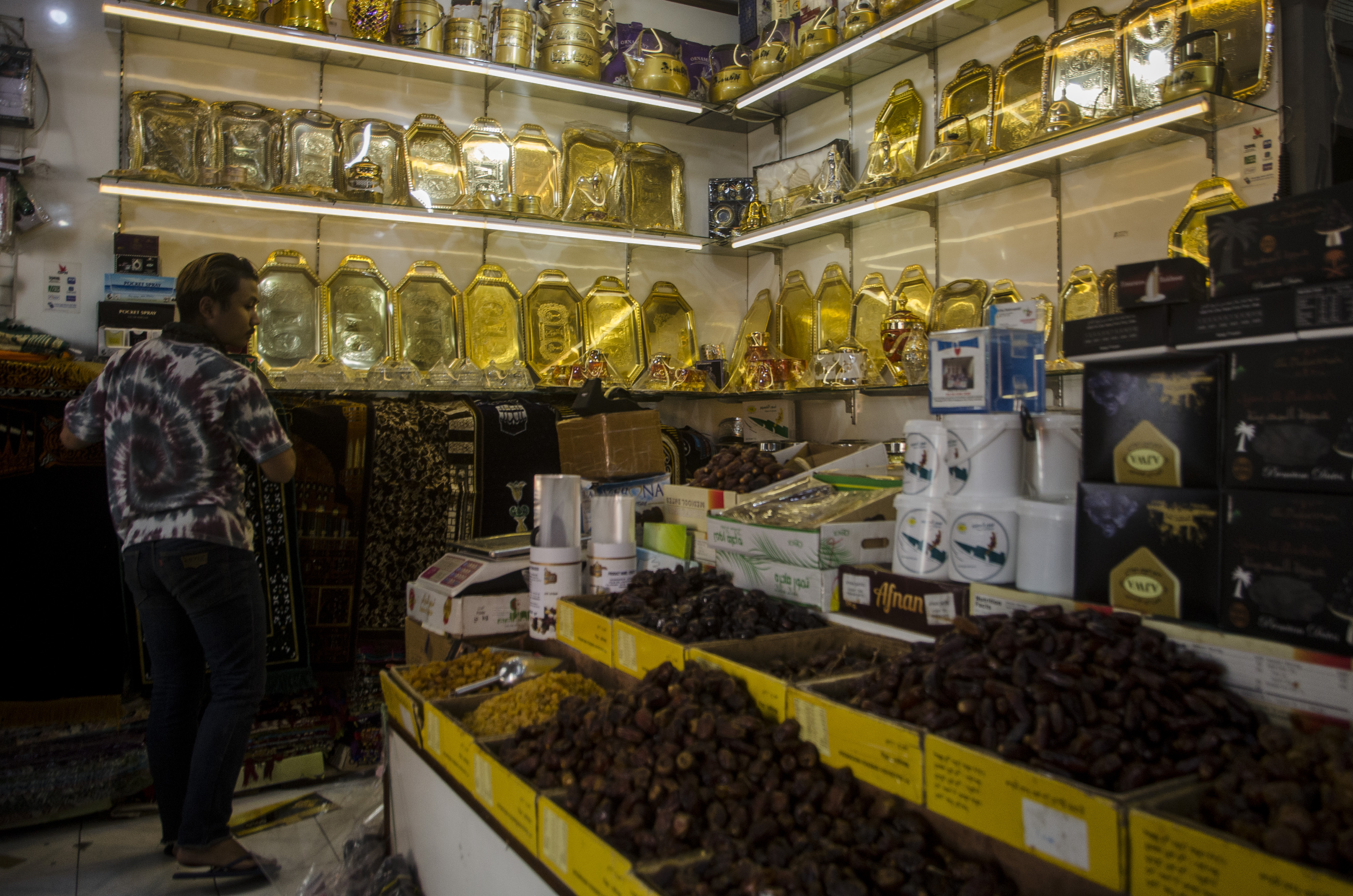 Penjual oleh-oleh haji dan umrah merapikan dagangannya di Pasar Baru Trade Center, Bandung, Jawa Barat, Selasa (8/6/2021)