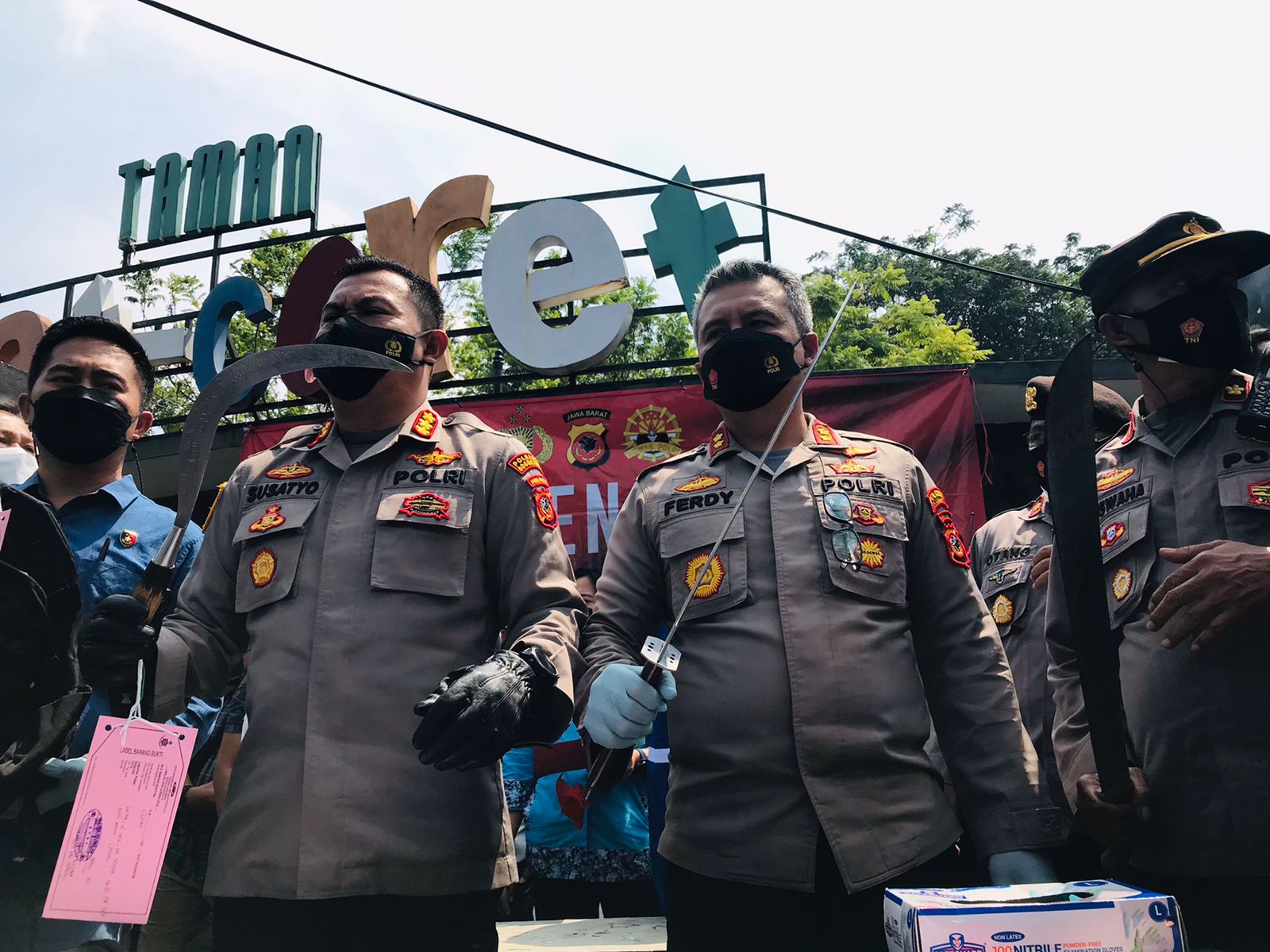 Kapolresta Bogor Kota Kombes Susatyo Purnomo Condro (kiri) memperlihatkan celurit yang digunakan remaja pembunuh seorang pelajar di Bogor