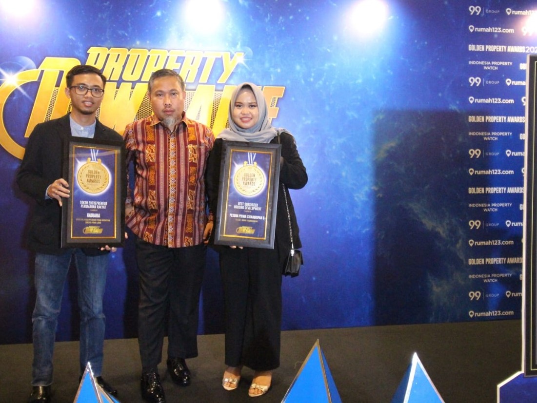 Hadiana (tengah) usai menerima penghargaan dalam ajang Golden Property Awards 2021.