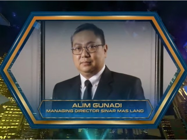 Managing Director Business Development Sinar Mas Land Alim Gunadi menerima penghargaan Most Influential Property Professional.