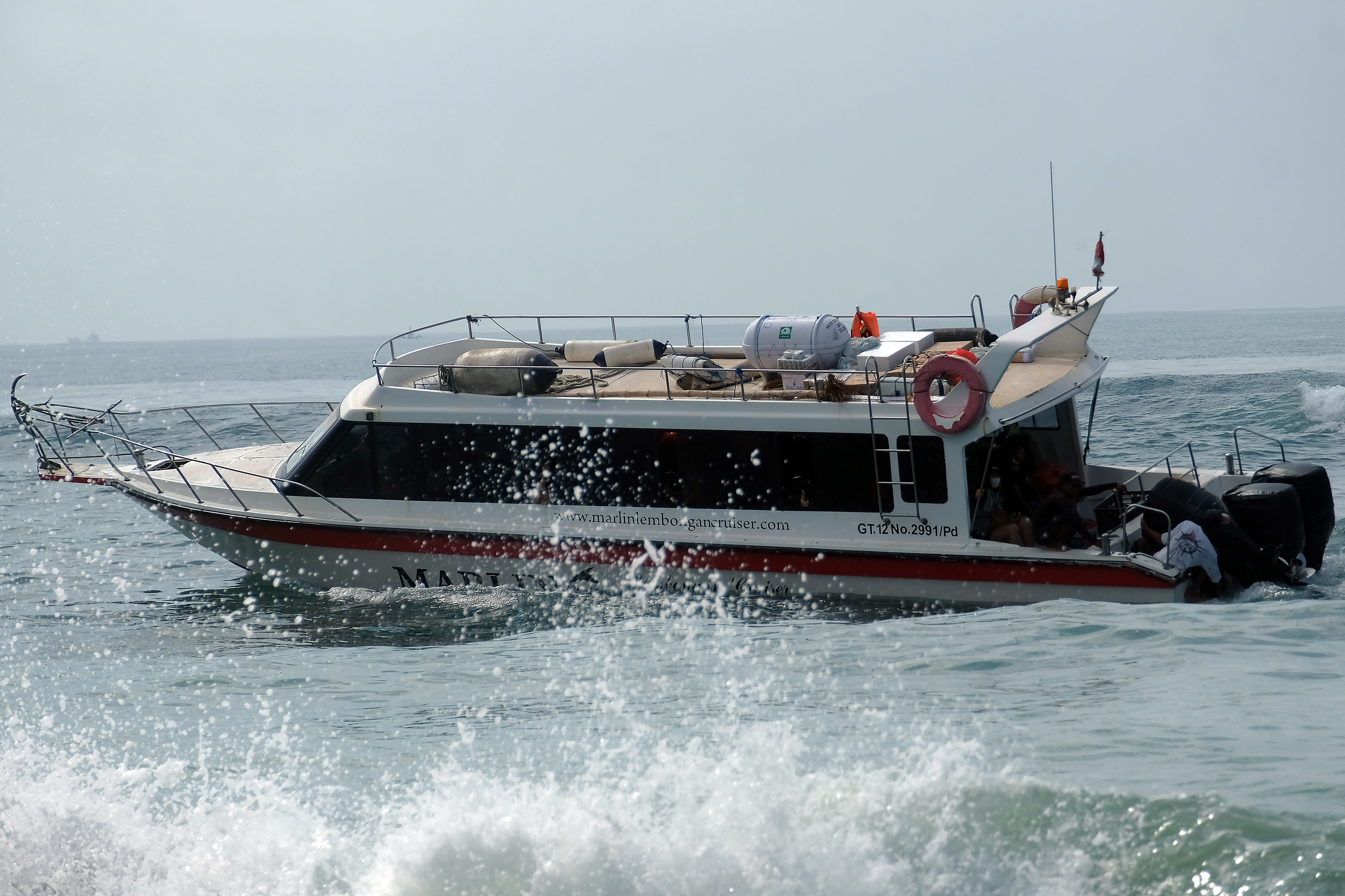 : Kapal cepat yang berangkat ke Pulau Nusa Penida tetap beroperasi saat gelombang pasang di Pantai Sanur, Denpasar, Bali, Jumat (28/5/2021)