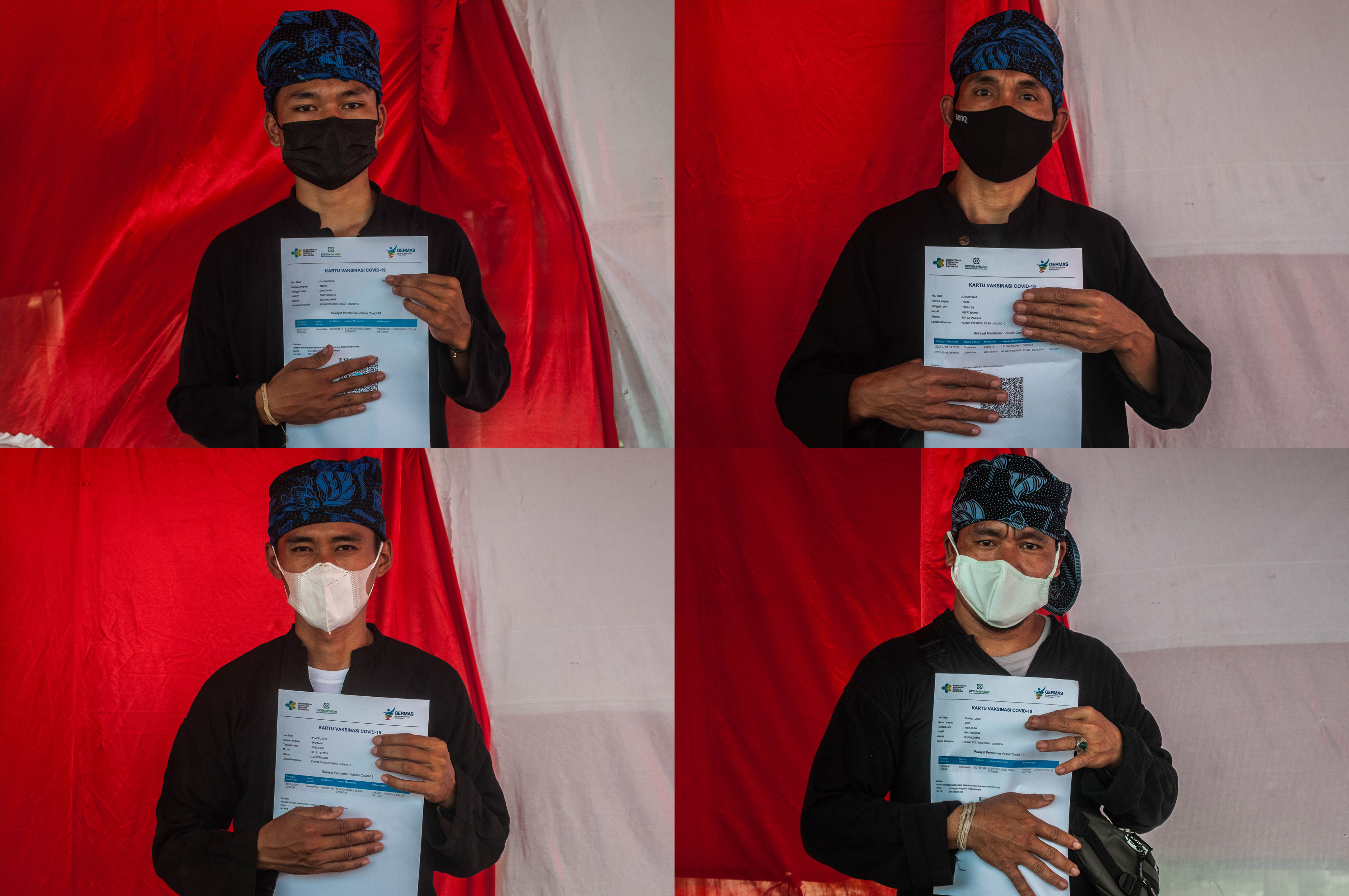 Warga Baduy memperlihatkan sertifikat vaksin Covid-19 sebagai bukti dirinya sudah divaksinasi.