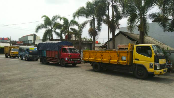 Antrian truk untuk mendapatkan solar di SPBU Jalan Perintis Kemerdekaan Kota Tasikmalaya, Kamis (14/11/2019).