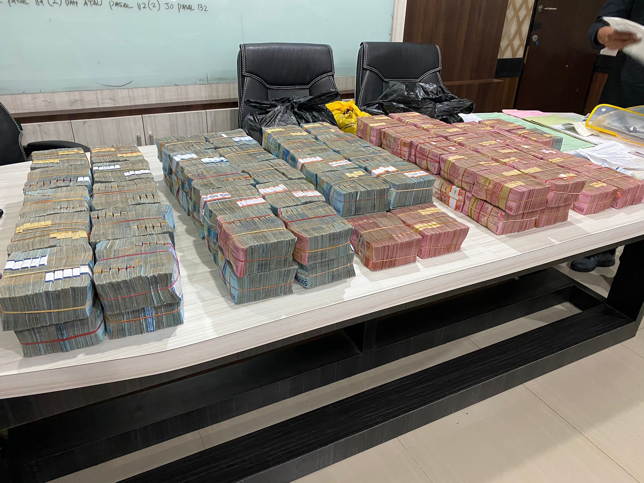 Barang bukti yang disita dari kasus TPPU yang diungkap Polres Pelabuhan Tanjung Priok.