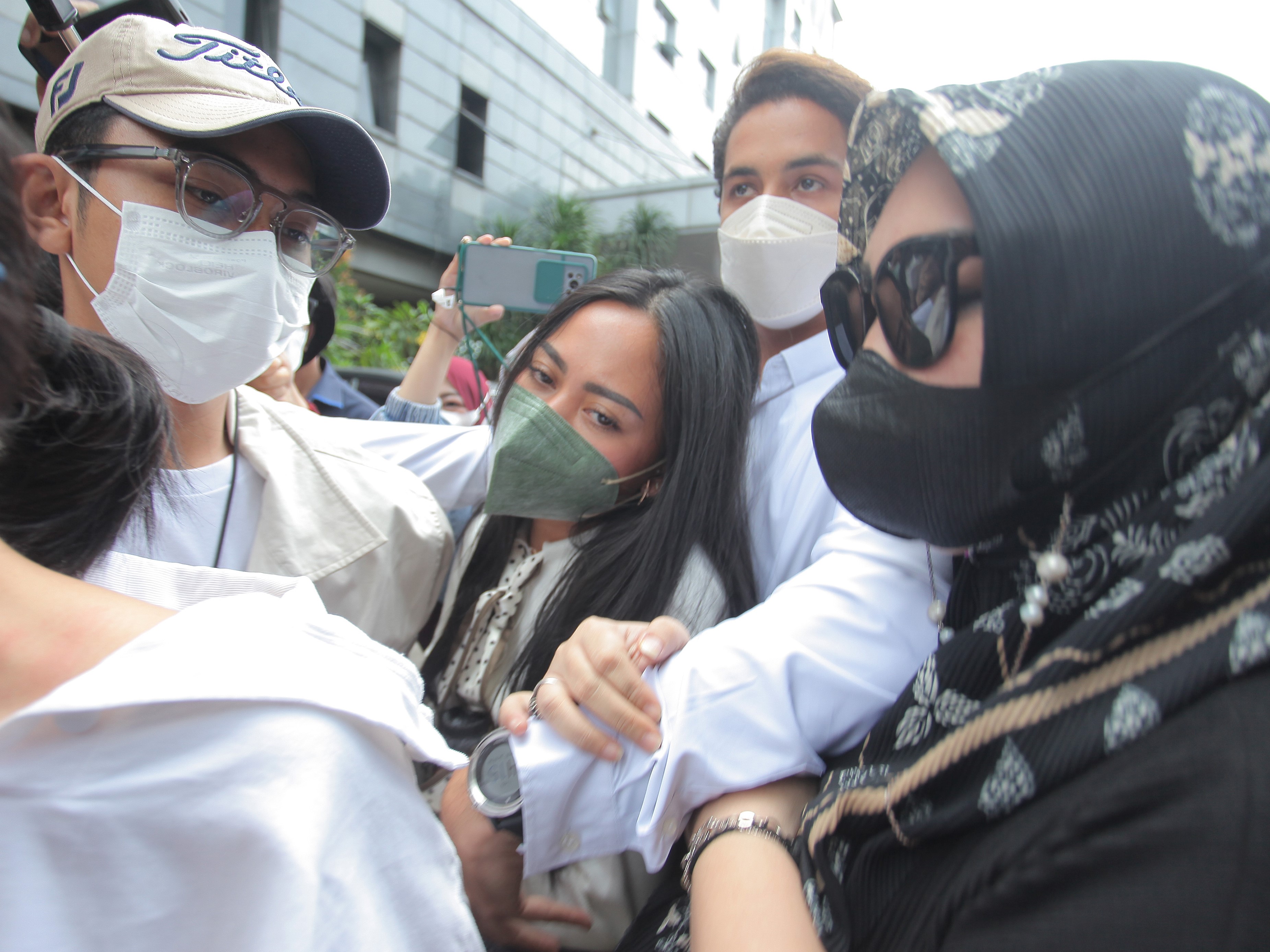 Selebgram Rachel Vennya (tengah) tiba untuk menjalani pemeriksaan di Mapolda Metro Jaya, Jakarta, Kamis (21/10).
