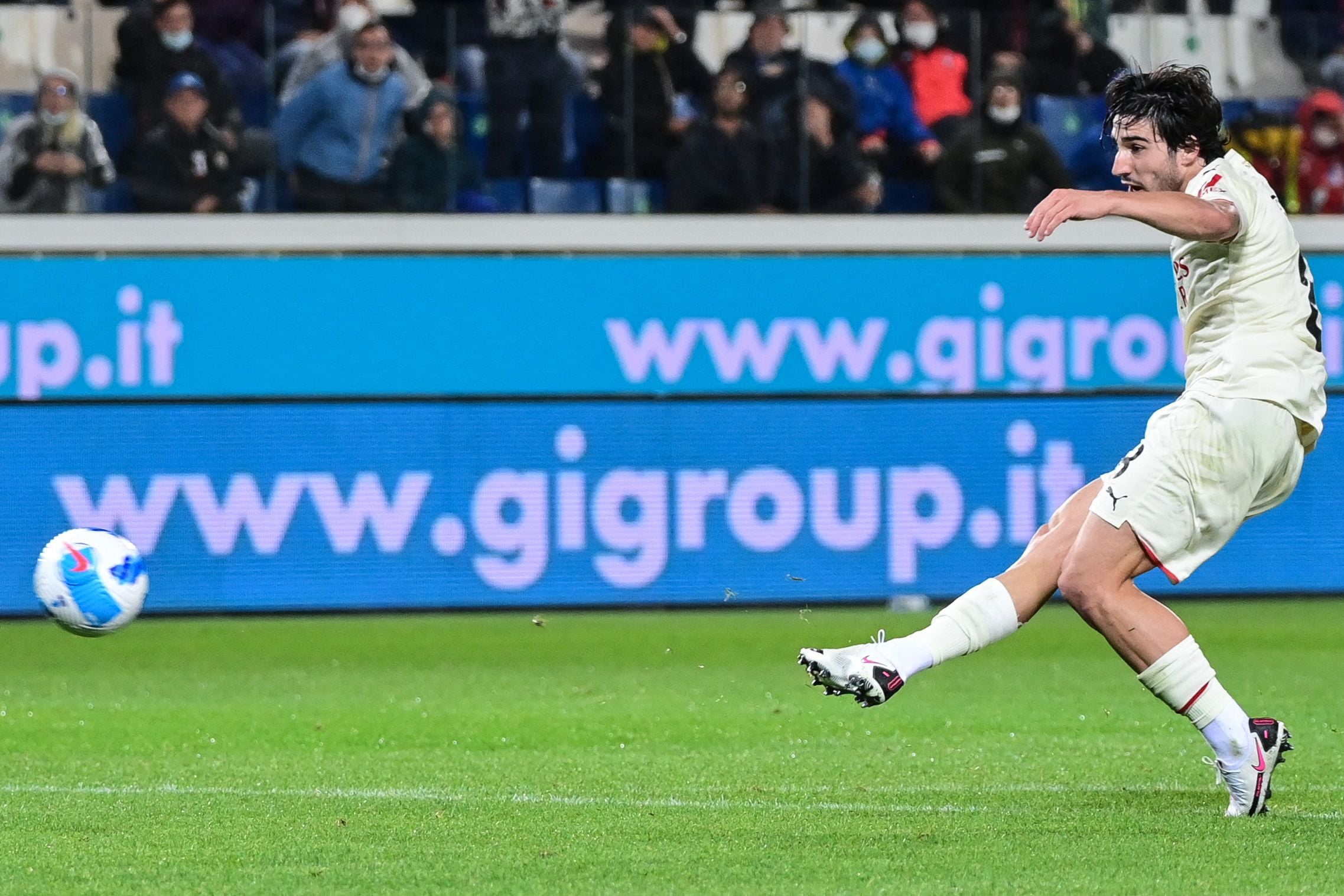 Gelandang AC Milan Sandro Tonali mencetak gol ke gawang Atalanta di laga Serie A.