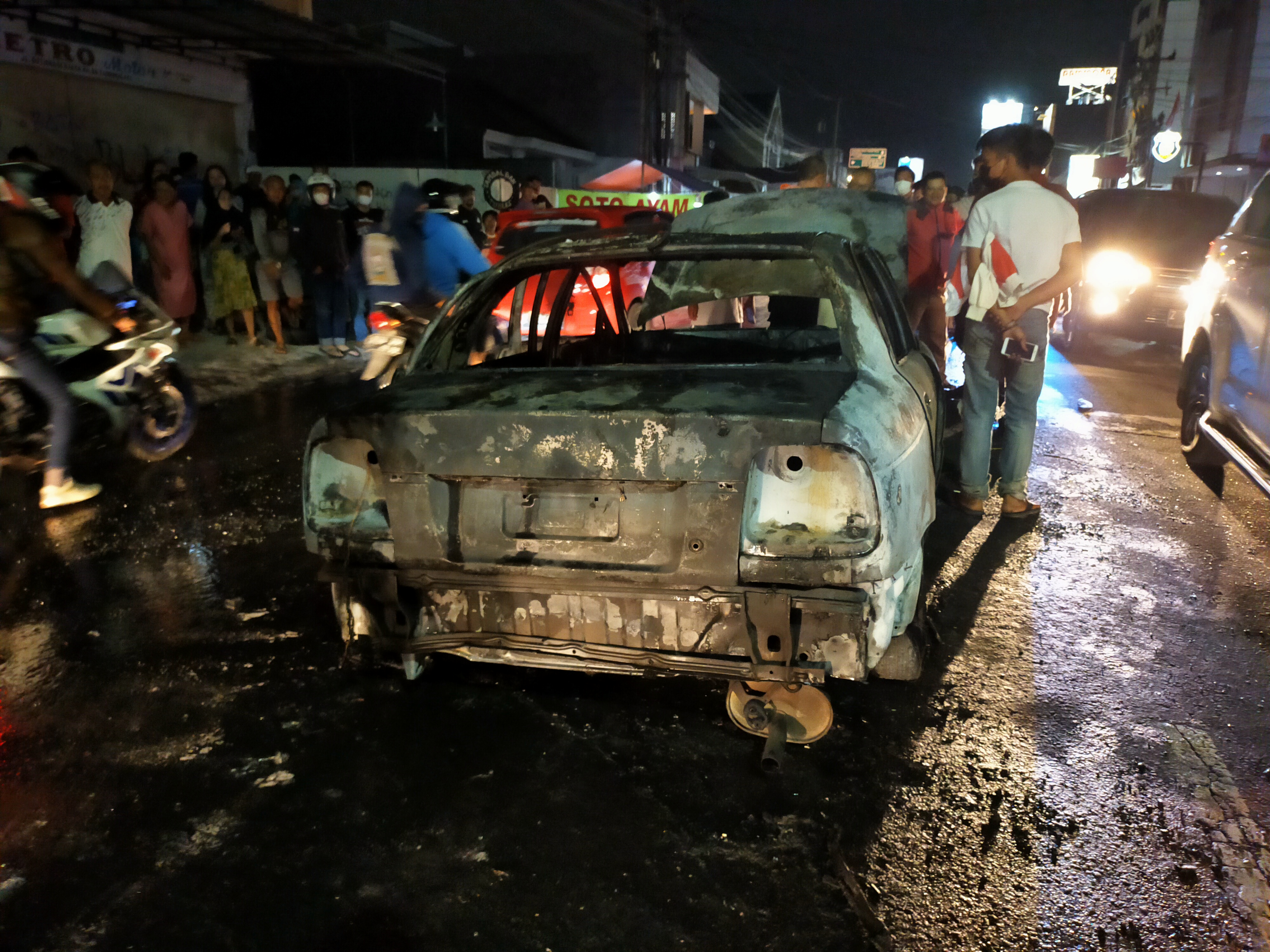 Mobil dengan nomor polisi Z 1710 KO habis terbakar di Jalan Sutisna Senjaya, Tasikmalaya.