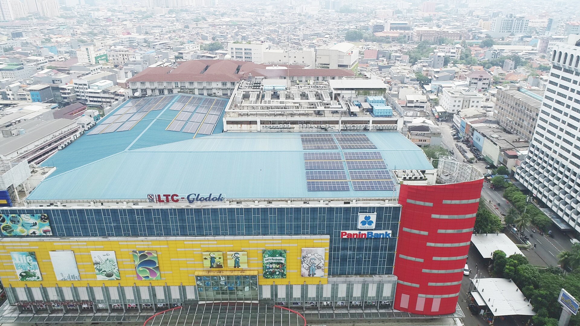 LTC Glodok Terapkan Energi Baru Terbarukan dengan Instalasi PLTS Atap