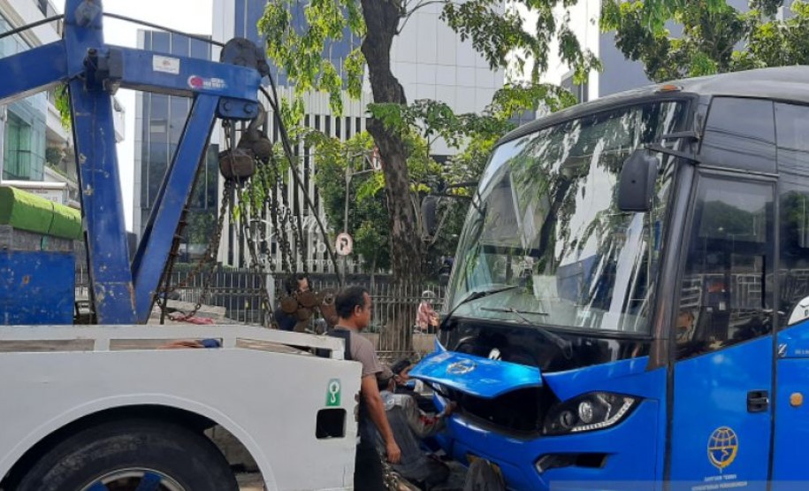 Sejumlah petugas tengah memperbaiki as roda depan Bus TransJakarta di Jalan Sultan Iskandar Muda, Jakarta Selatam, Jumat (29/10).