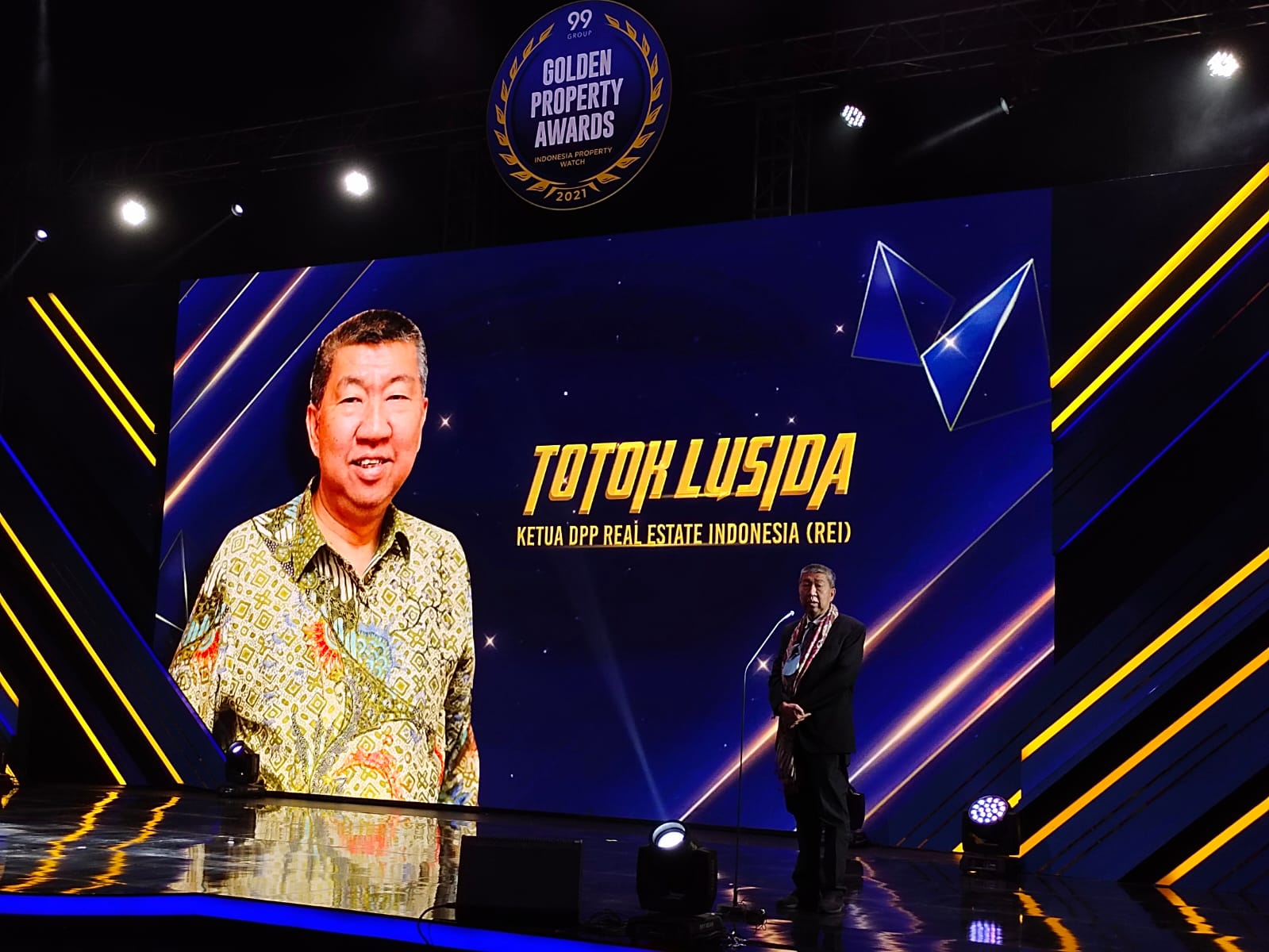 Ketua Umum DPP REI mendapat penghargaan di ajang Golden Property Award