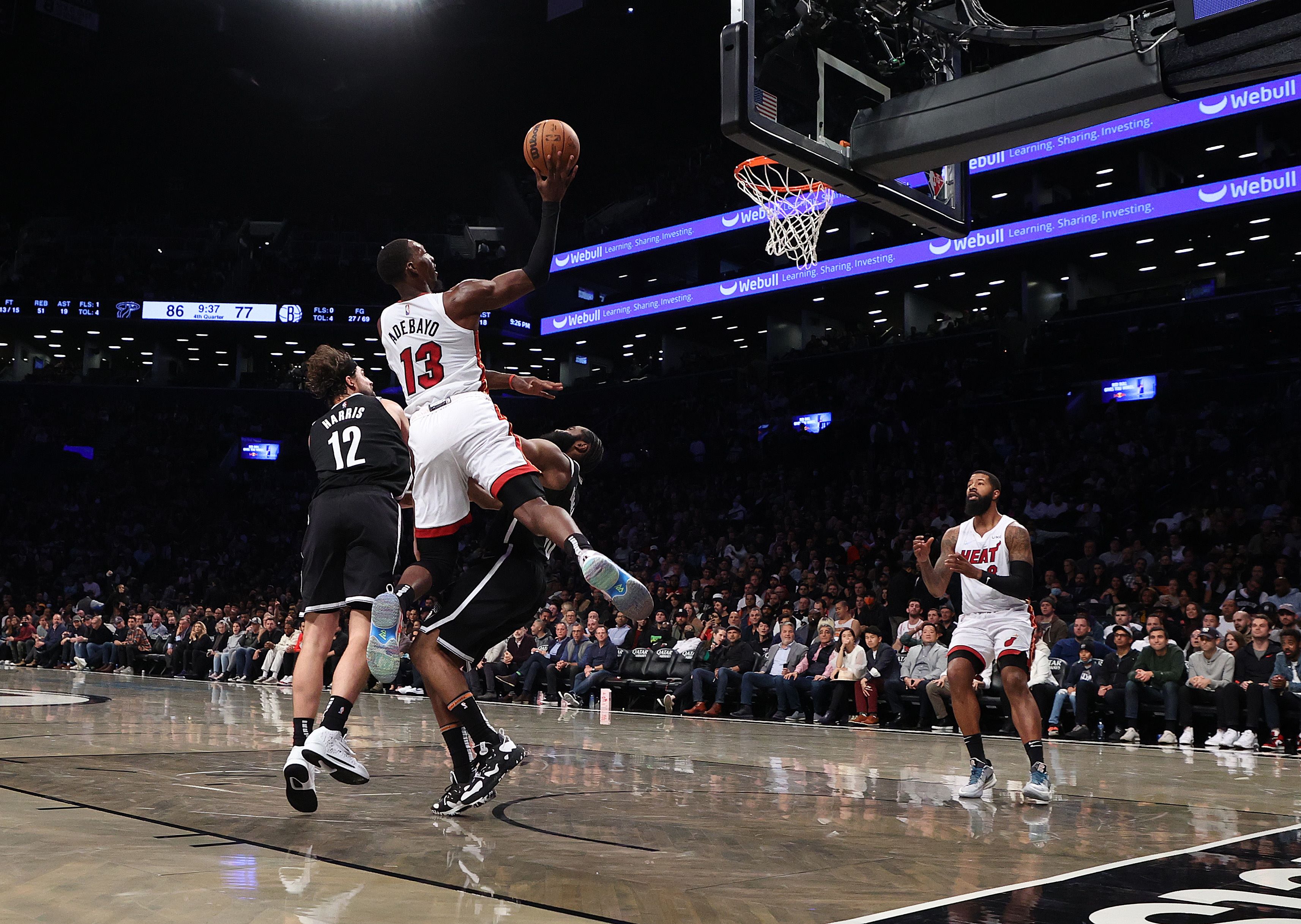 Bintang Miami Heat Bam Adebayo melancarkan serangan dalam laga NBA melawan Brooklyn Nets.