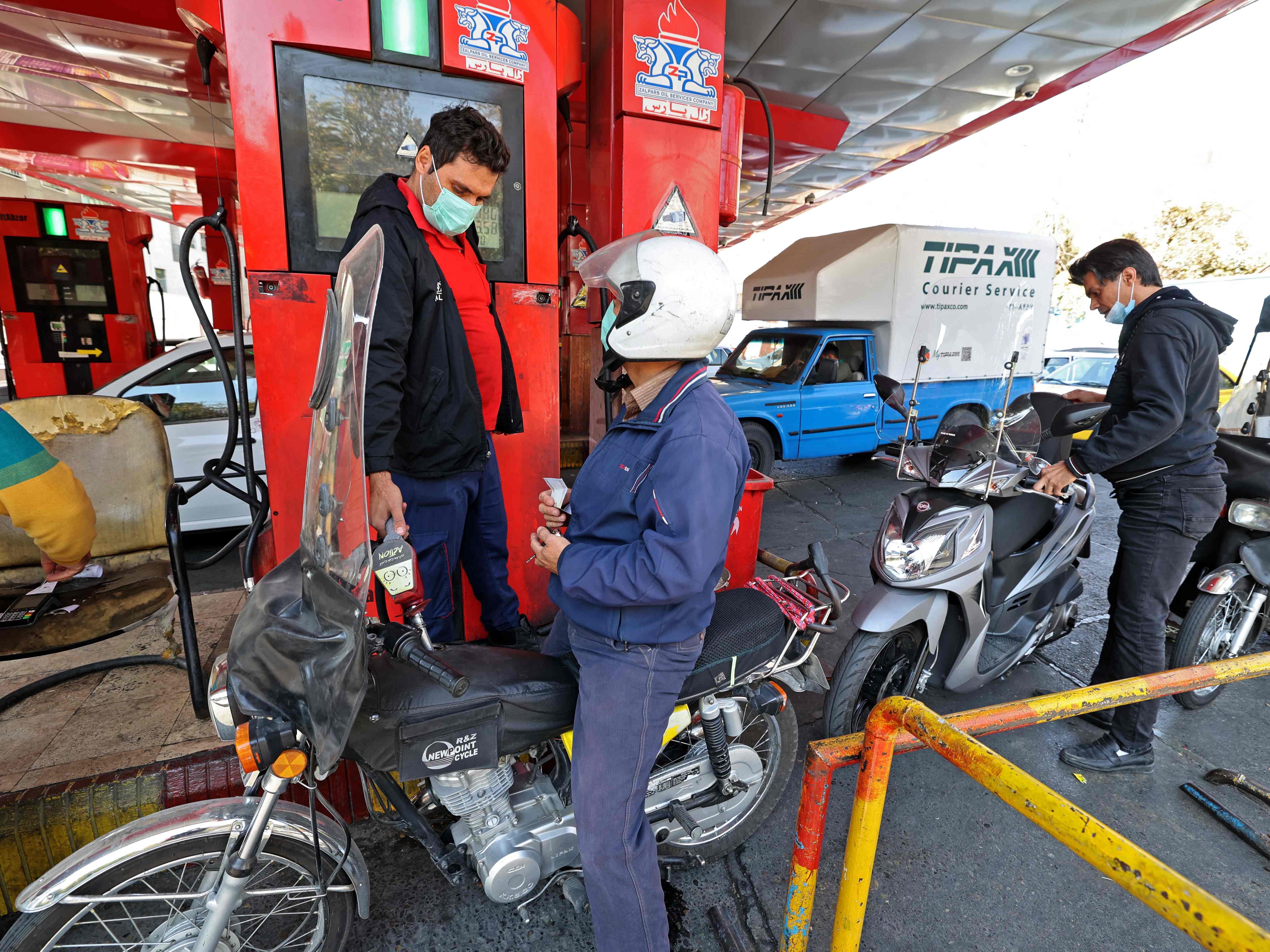 Seorang petugas pompa bensin mengisi sepeda motor di ibu kota Iran, Teheran, Rabu 27 Oktober 2021.