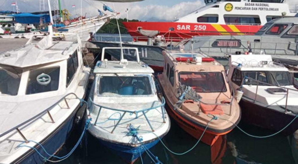 Empat kapal bantuan pemerintah pusat untuk Pemkab Sikka, NTT diparkir di Pelabuhan Laut Rakyat Wuring. 
