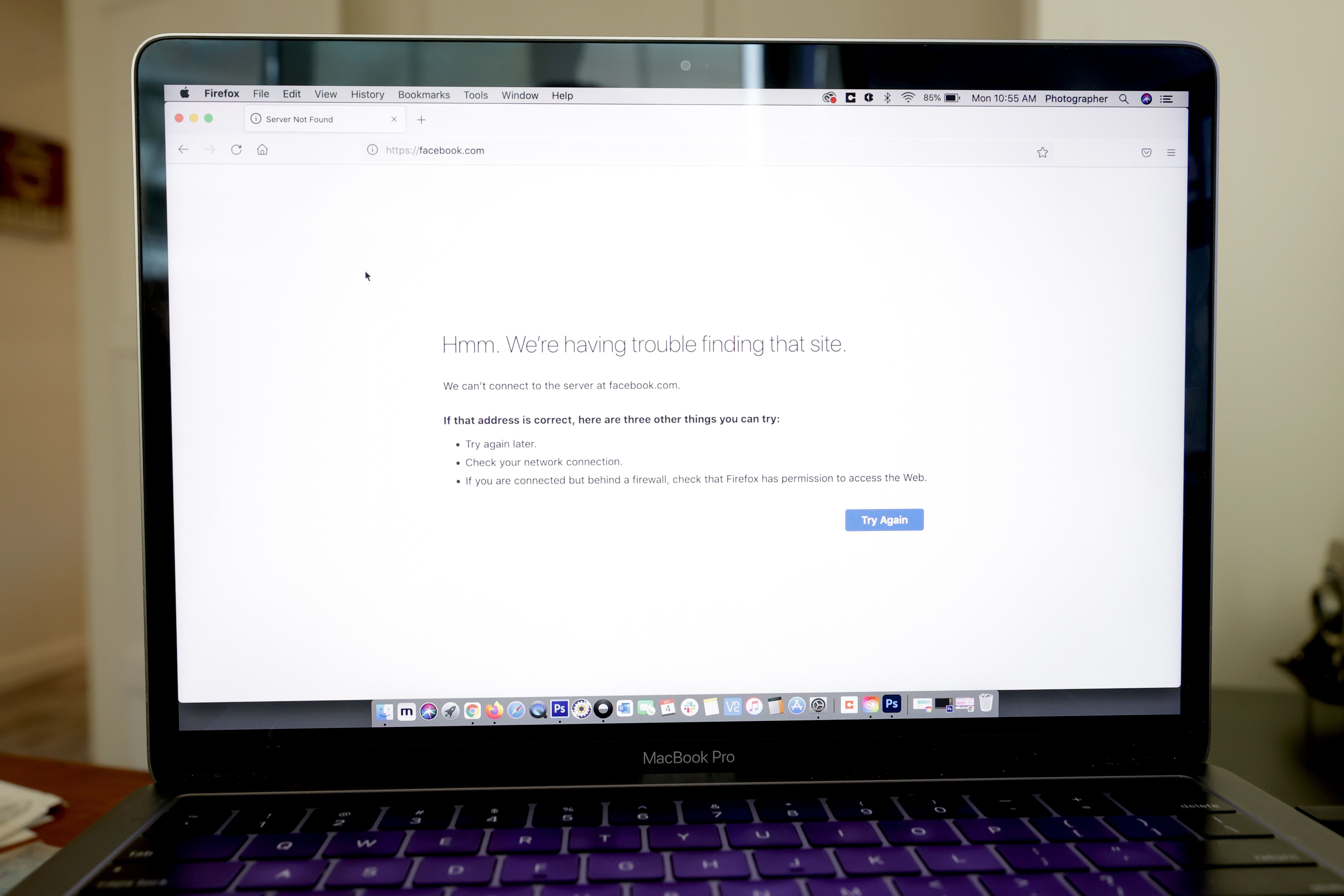 Sebuah laptop menampilkan pesan gangguan saat berusaha mengakses Facebook.