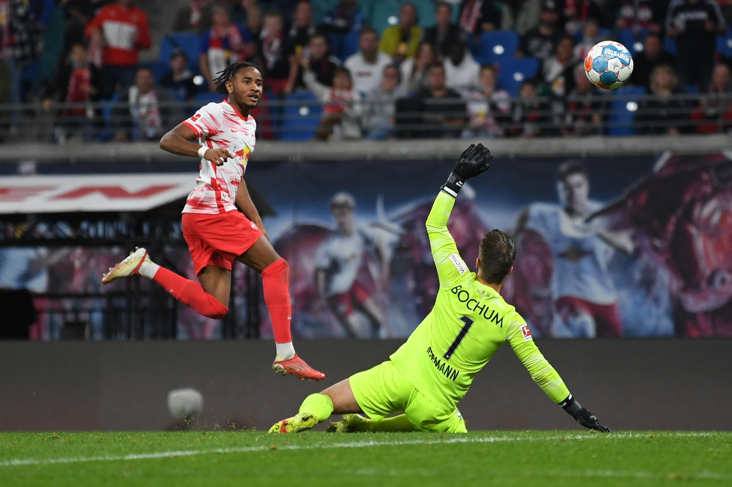 Penyerang RB Leipzig Christopher Nkunku mencetak gol ke gawang Bochum di laga Bundesliga.