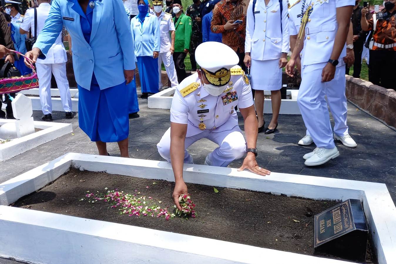 Kasal Laksamana TNI Yudo Margono, tabur bunga di Taman Makam Pahlawan (TMP) Kalibakung, Kecamatan Balapulang, Kabupaten Tegal.