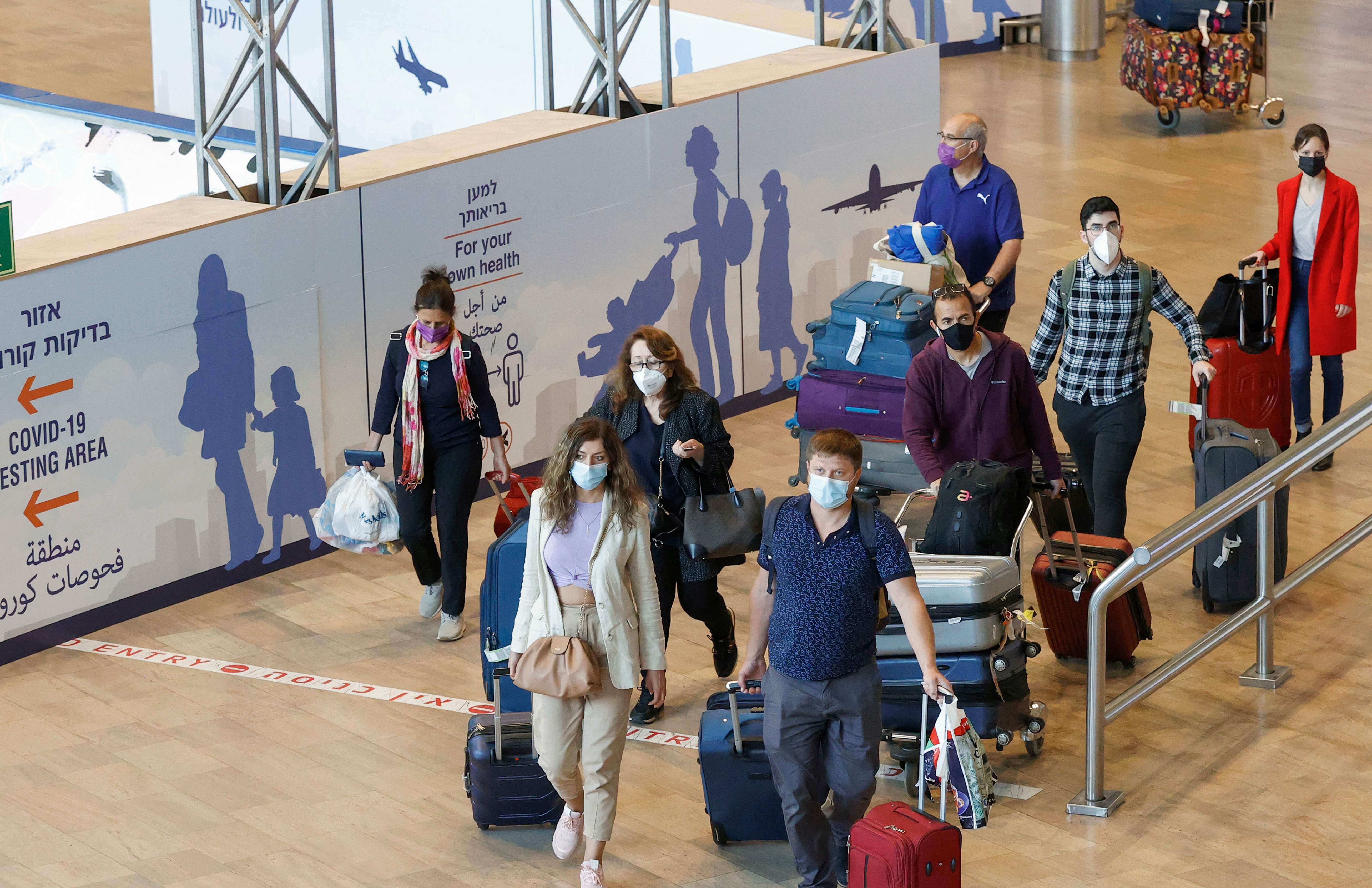 Sejumlah pelancong tiba di Bandara Ben Gurion, dekat Tel Aviv, Israel.
