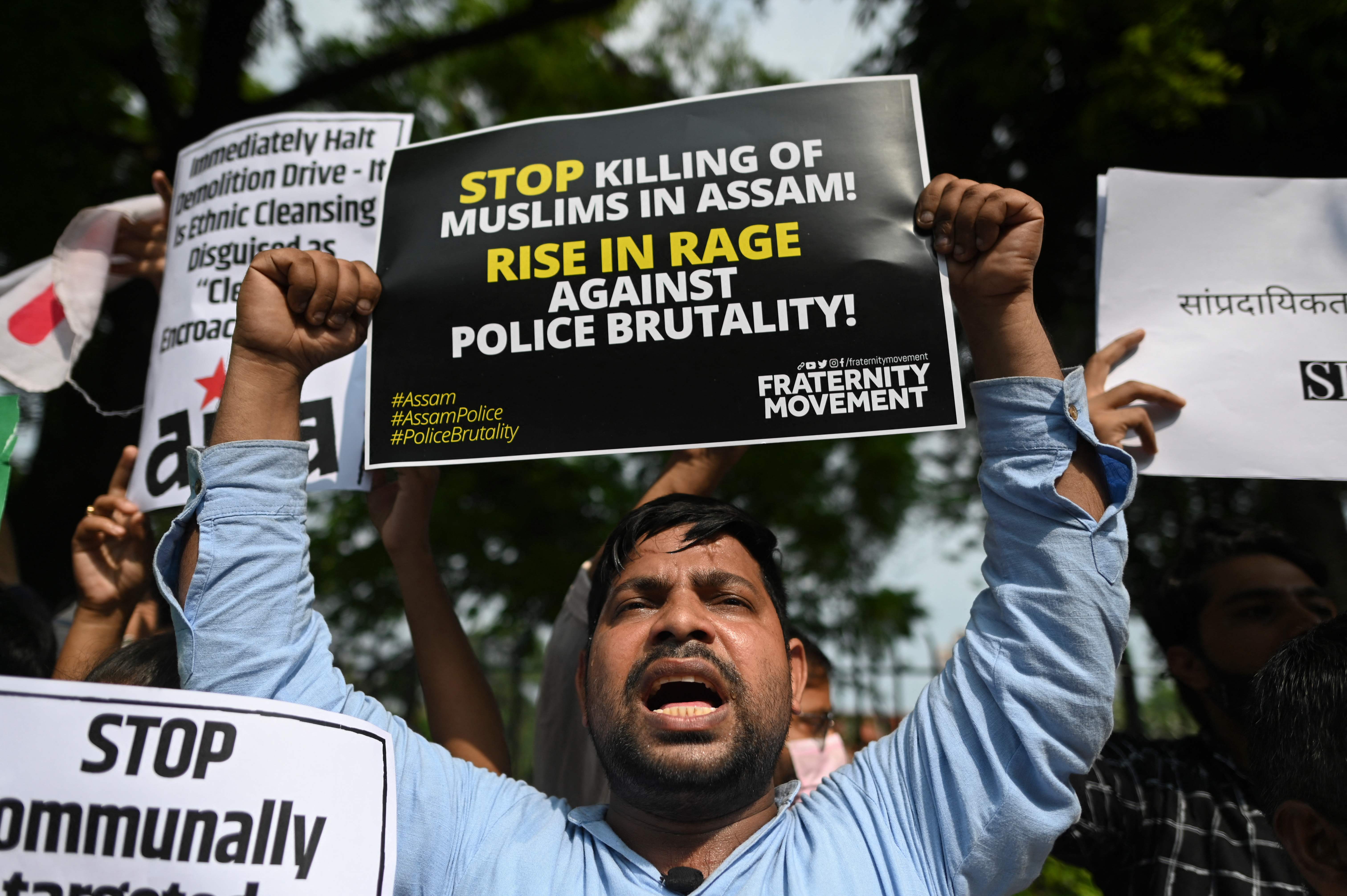 Unjukrasa menolak kekejaman polisi dalam penggusuran muslim di Assam, India Timur dilakukan berbagai elemen di New Delhi, India.