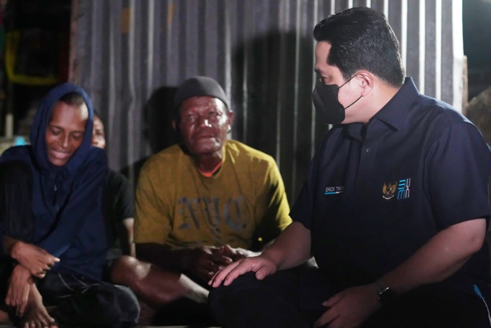 Menteri BUMN Erick Thohir (kanan) saat menjenguk mantan atlet bola basket nasional Jacklien Ibo di Desa Hobong, kawasan Danau Sentani.