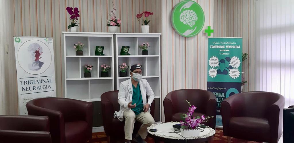 dr. Mustaqim Prasetya, SpBS dalam acara webinar media online yang bertepatan dengan momen ‘International Trigeminal Neuralgia Awareness Day.