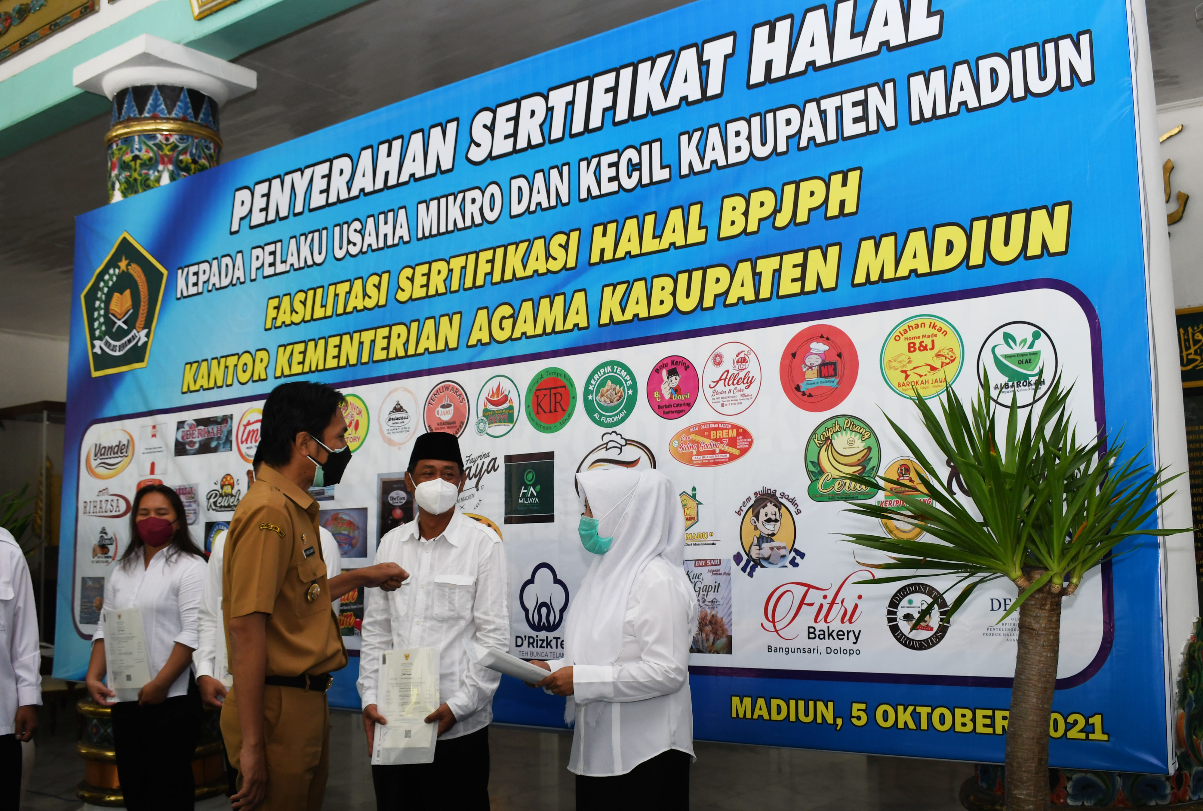 Penyerahan simbolis sertifikat halal saat Fasilitasi Sertifikasi Halal BPJPH Kabupaten Madiun di Madiun, Jawa Timur, Selasa (5/10/2021)