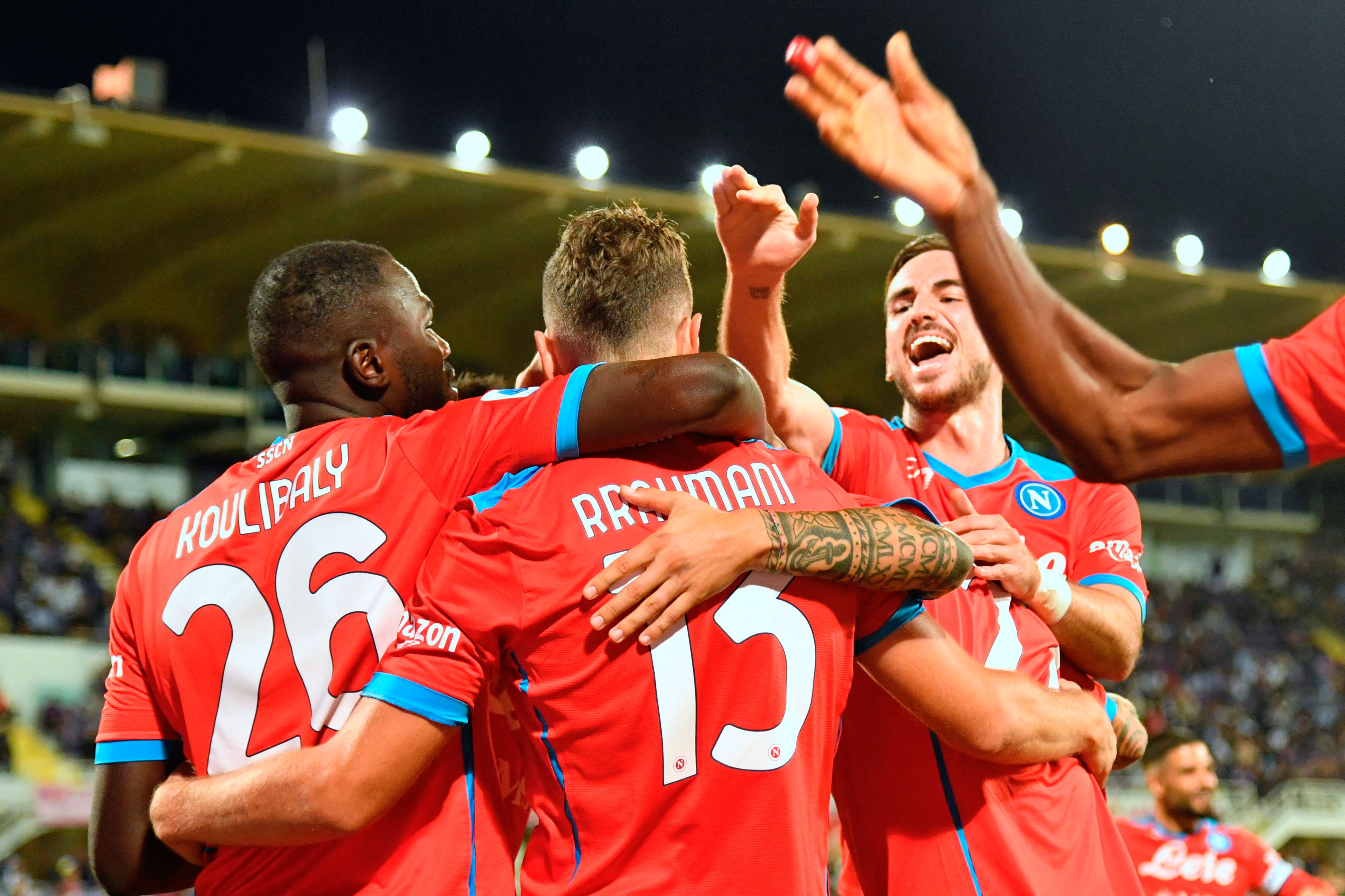 Para pemain Napoli melakukan selebrasi usai mencetak gol ke gawang Fiorentina di laga Serie A.