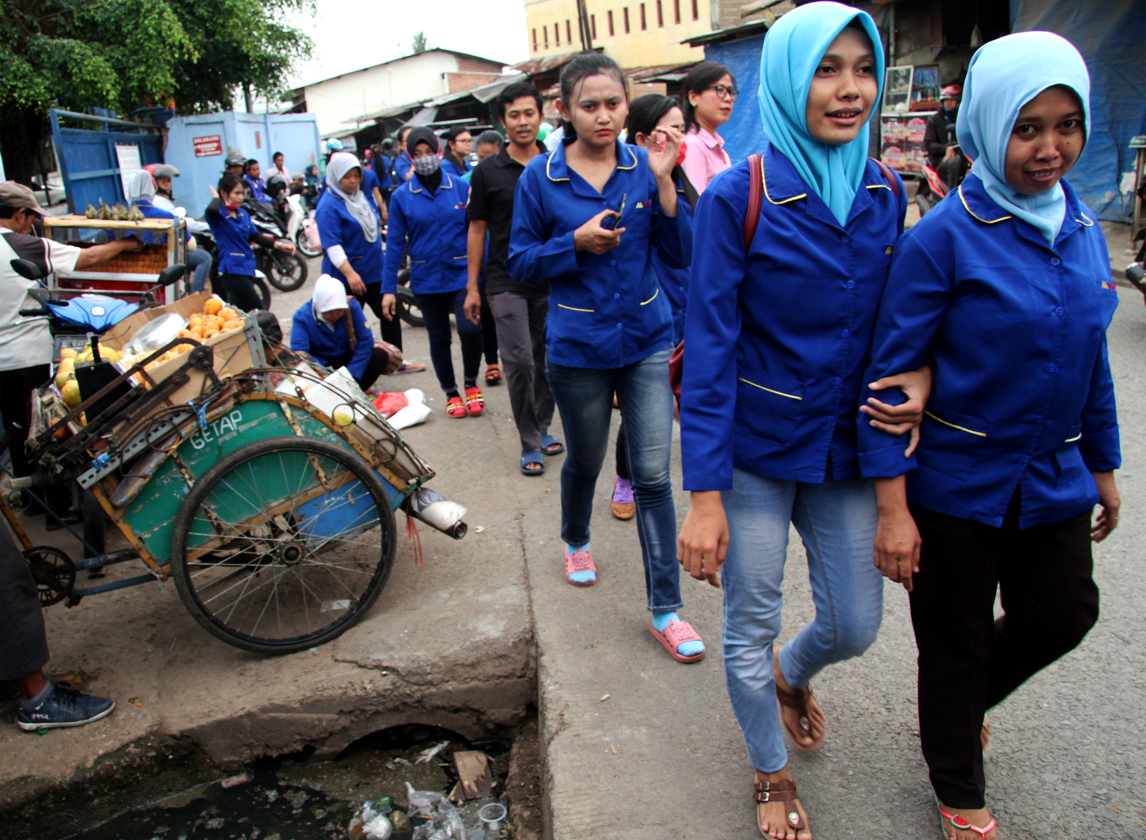 Sejumlah pekerja industri di Bekasi, Jawa Barat
