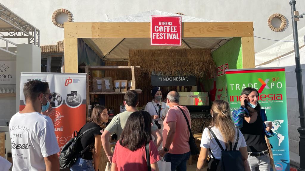 Pengunjung meramaikan gerai PPI di Athens Coffee Festival di Technopolis City of Athens, Yunani, pada 25-27 September.