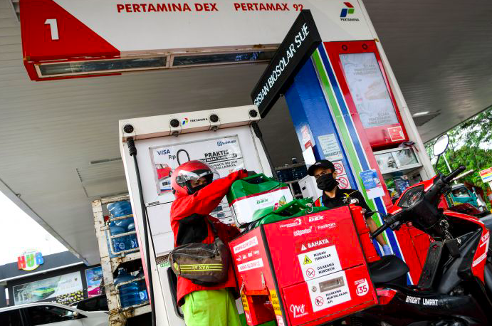 Ilustrasi pengisian BBM jenis solar untuk layanan pesar antar di SPBU Pertamina.