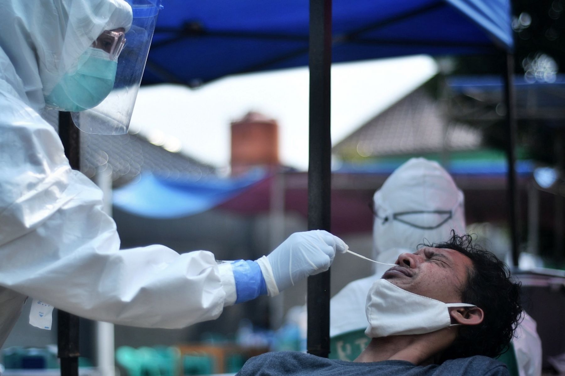 Ilustrasi warga menjalani tes PCR