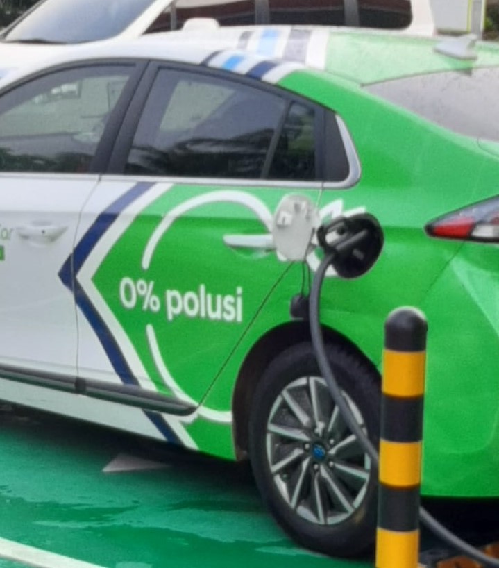 Sebuah kendaraan listrik sedang mengiisi daya di SPKLU Pertamina, Lenteng Agung, Sabtu (30/10)