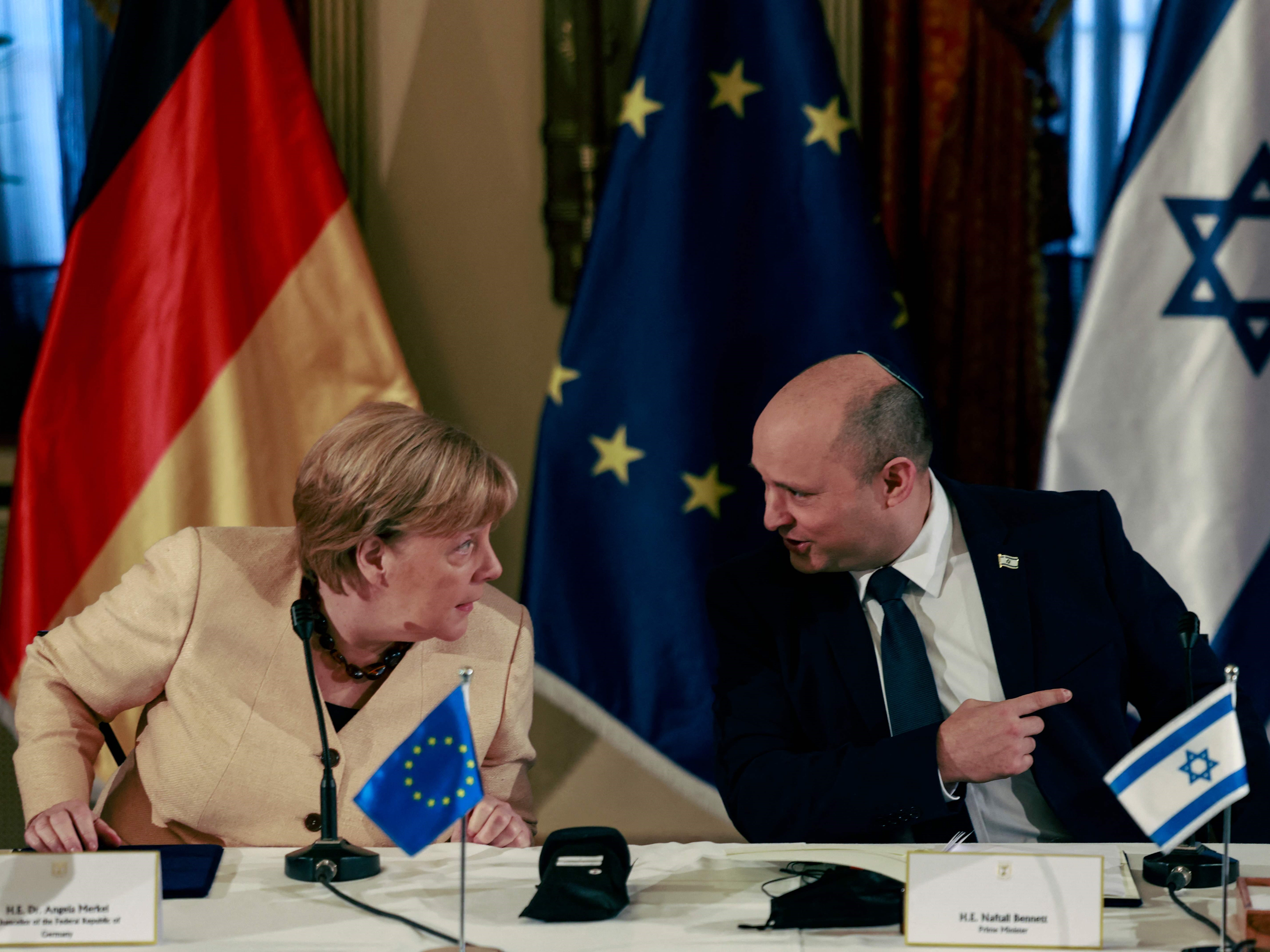 Kanselir Jerman Angela Merkel menghadiri pertemuan kabinet dengan Perdana Menteri Israel Naftali Bennett di Jerusalem, Minggu (10/10).