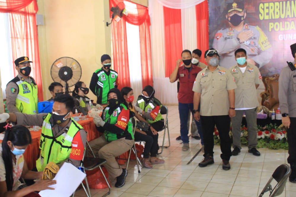 Kapolda Kalimantan Tengah Irjen Dedi Prastyo meninjau pelaksanaan vaksinasi di Barito Selatan