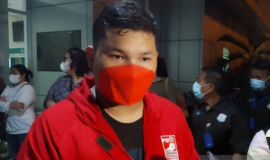Pengurus Partai Solidaritas Indonesia (PSI) DKI Jakarta Norman Lianto saat ditemui di RS Koja, Jakarta Utara, Senin (25/10) malam.