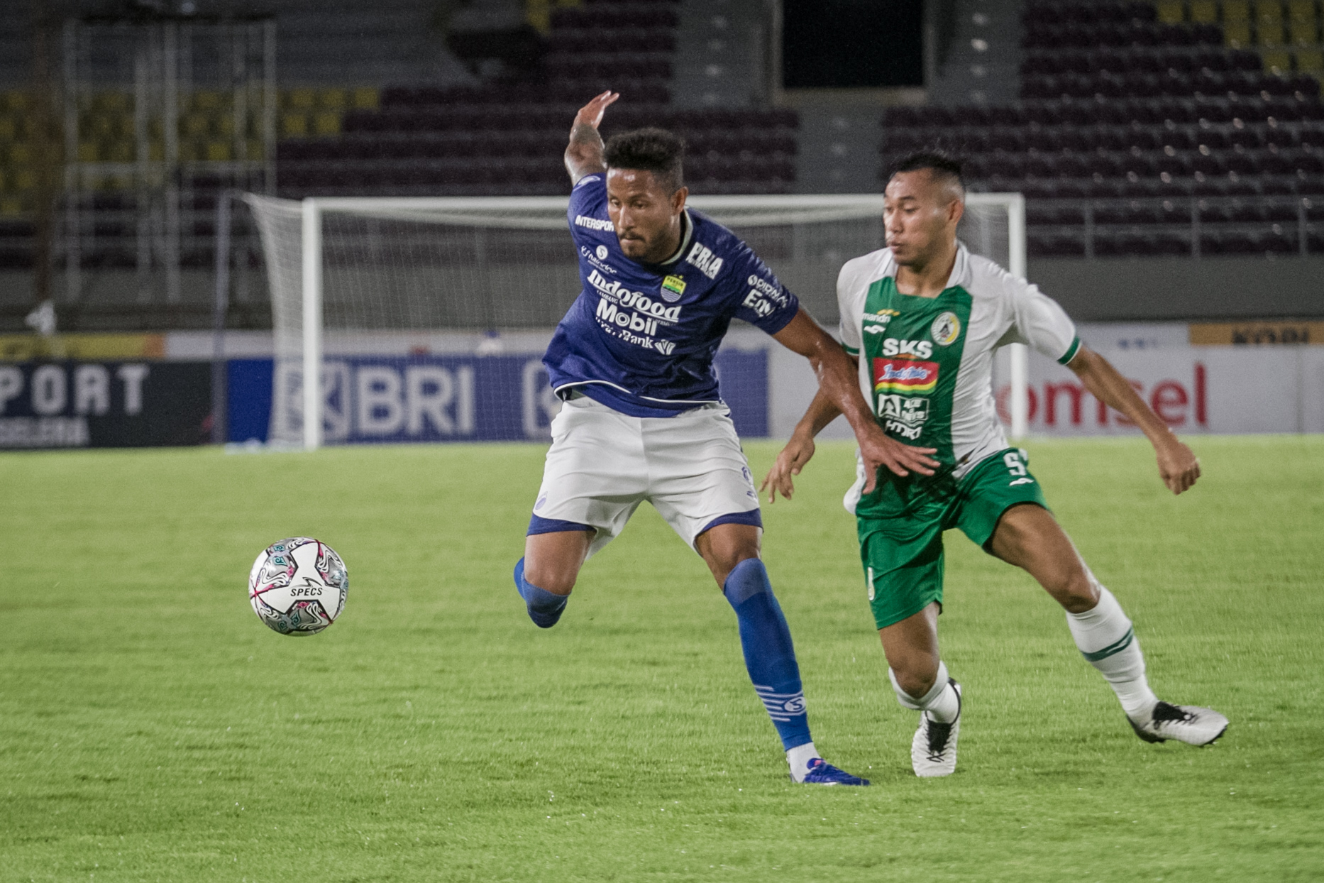 Penyerang Persib Bandung Wander Luiz Queiroz Diaz (kiri) 