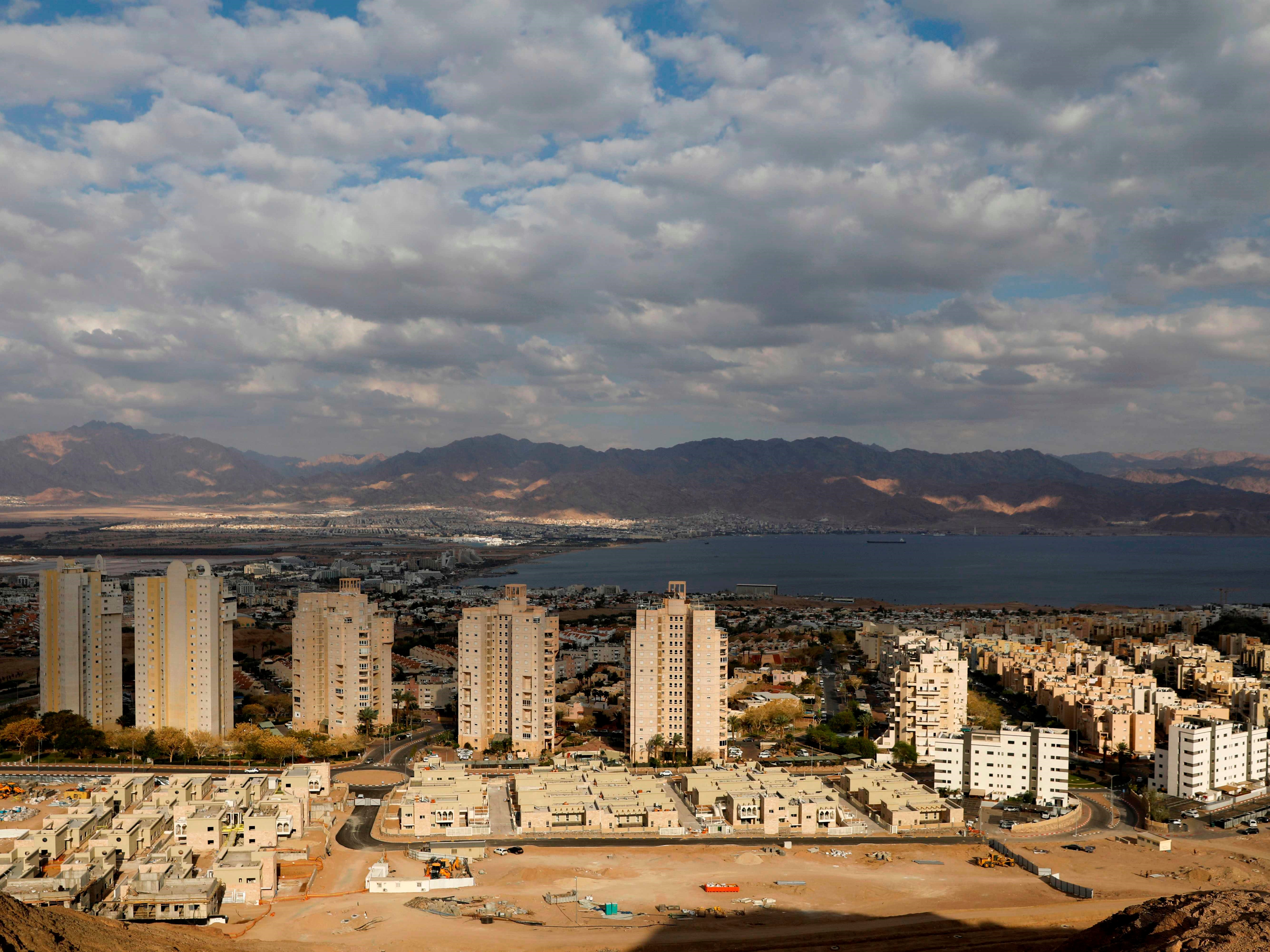 Kota resort Laut Merah Israel selatan, Eilat, dengan latar belakang kota resort Laut Merah Yordania, Aqaba.