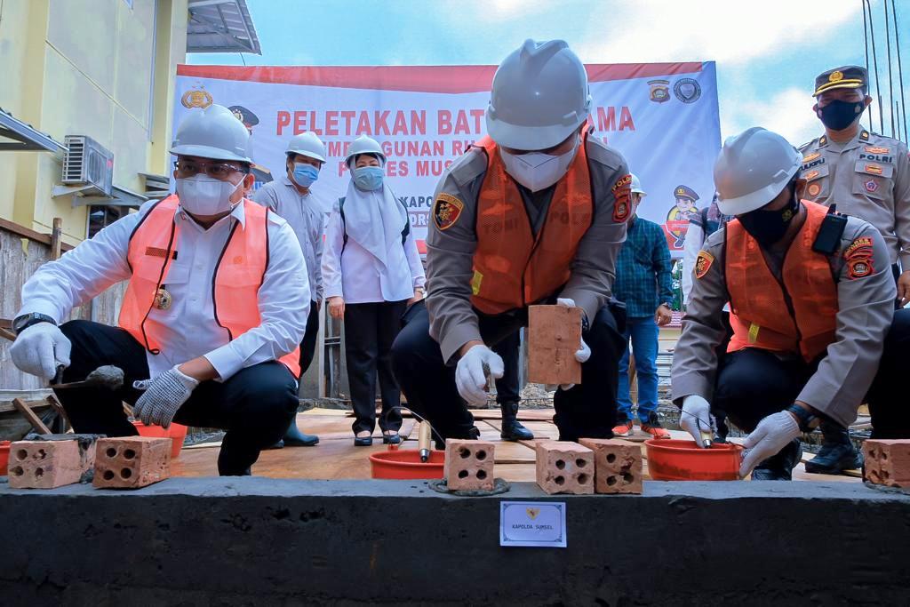 Bupati Muba Dodi Reza Alex melakukan peletakkan batu pertama pembangunan ruang tahanan di Polres Muba, Rabu (13/10)