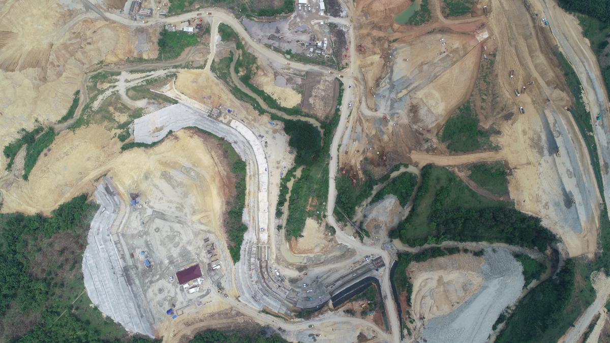 Foto dari udara proyek pembangunan Bendungan Randugunting di laha seluas 205 hektare di Blora, Jawa Tengah.