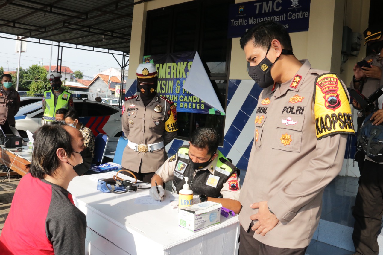 Kapolres Brebes AKB Faisal Febrianto (kanan) saat meninjau vaksinasi Covid-19 di pintu masuk Tol Pejagan-Pemalang.