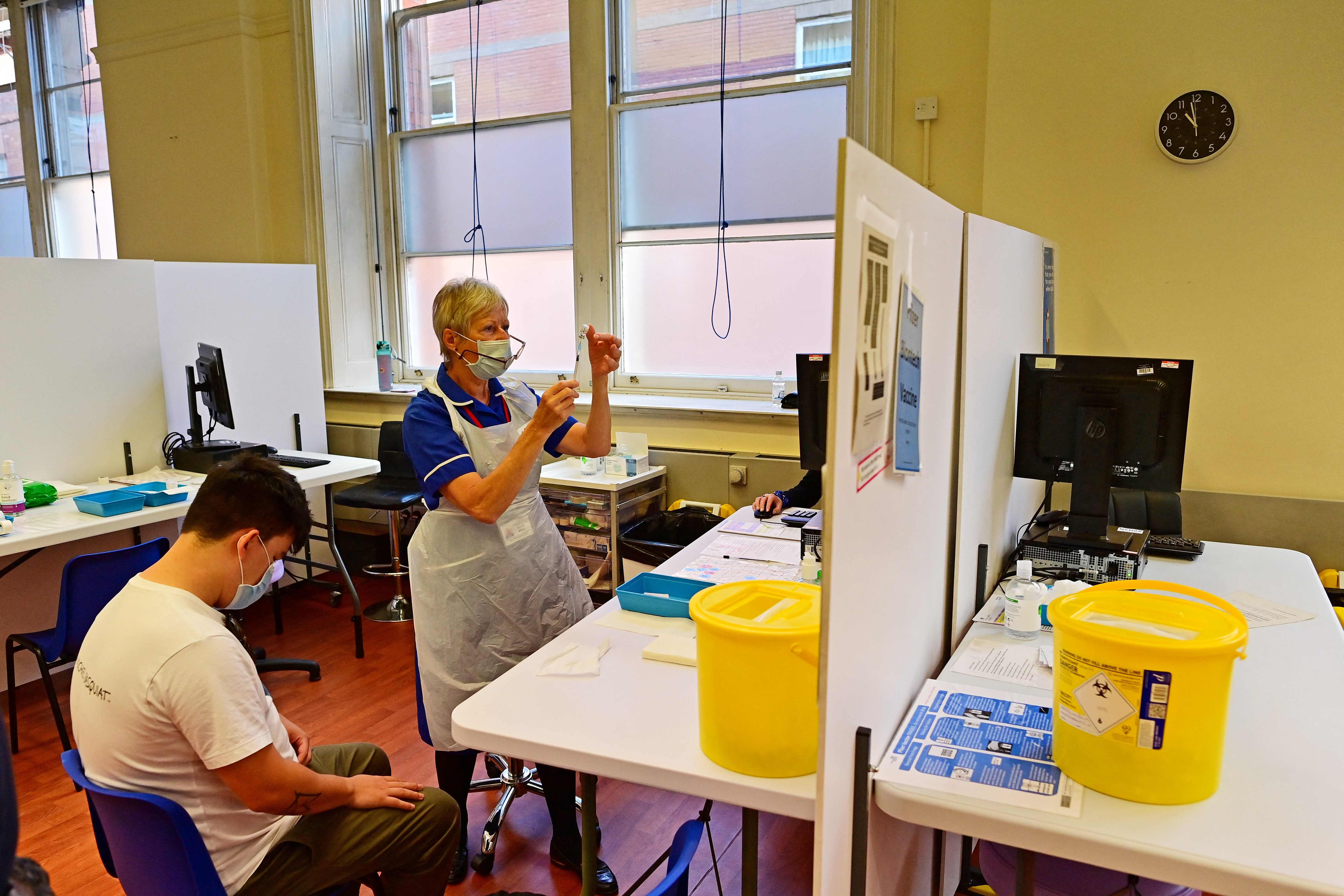 Petugas medis siap menyuntikkan vaksin Covid-19 Pfizer-BioNtech di Pusat Vaksinasi di Derby, wilayah tengah Inggris. 