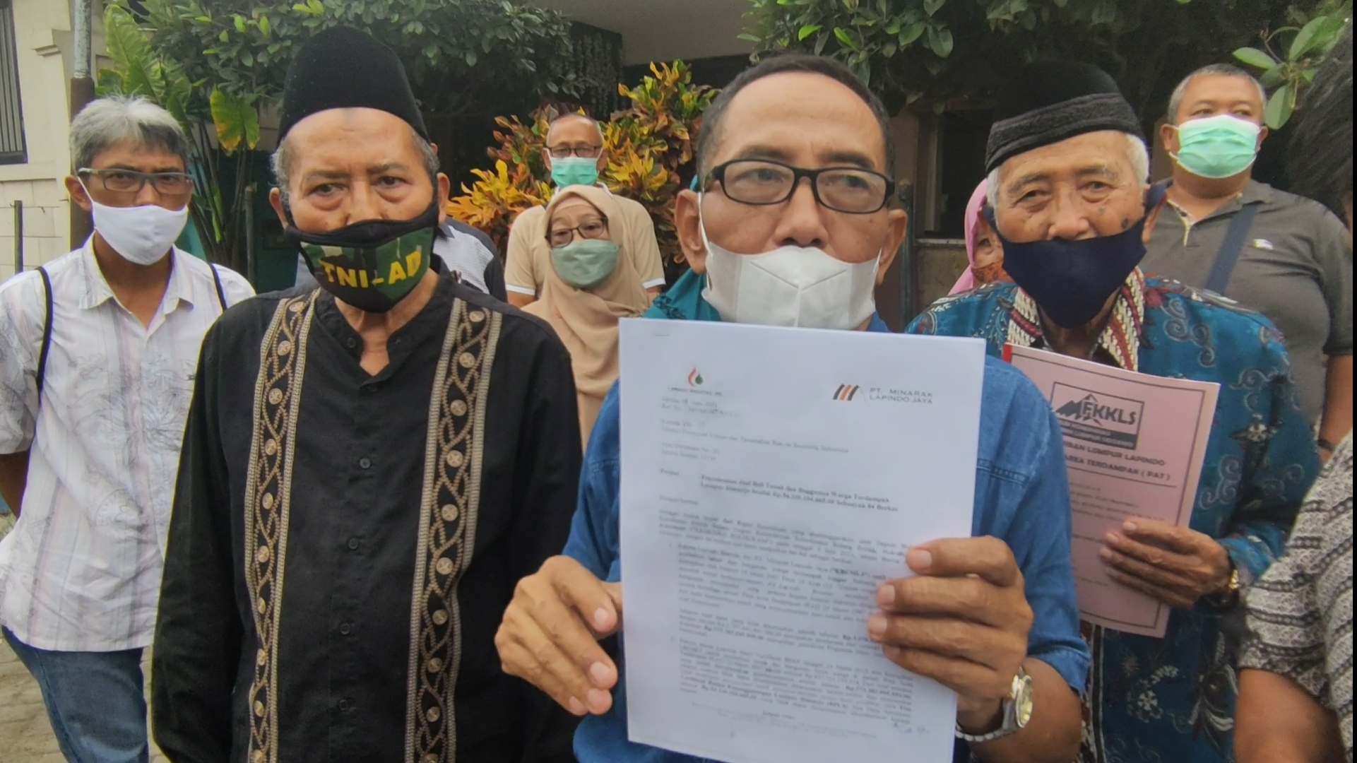 Koordinator FKKLS Achmad Basuni menunjukkan berkas korban lumpur yang belum dilunasi pembayarannya